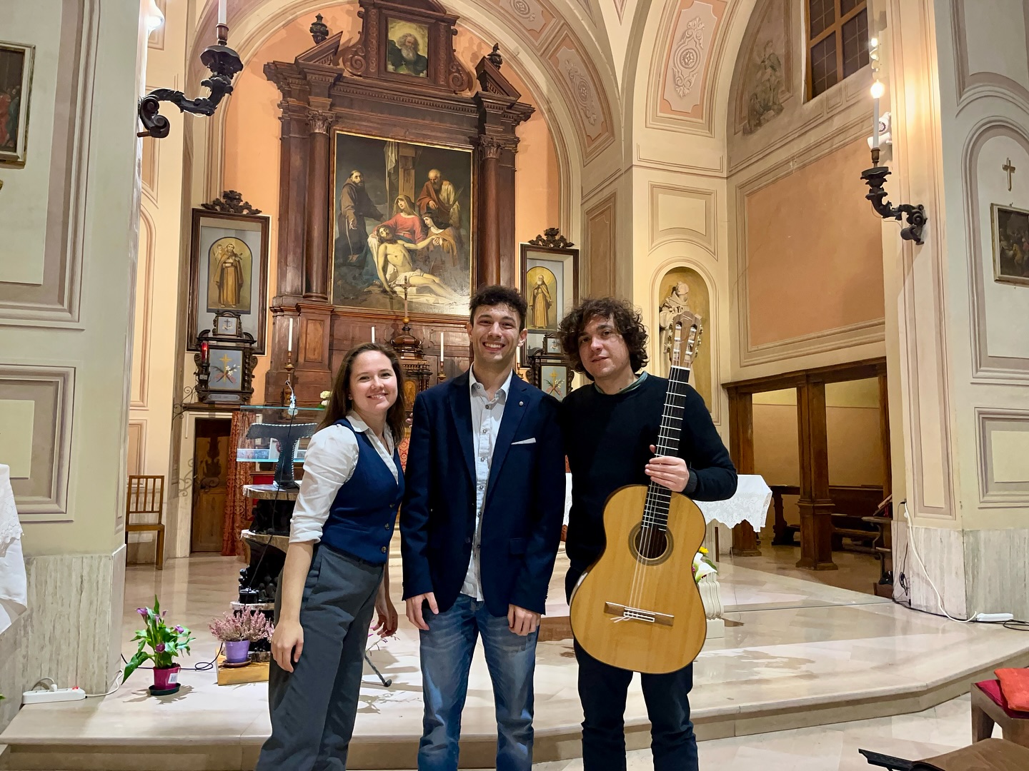Emanuele Schillaci (Brasile–Italia) - un concerto fuori stagione che ha conquistato il pubblico!
Il 24 maggio, nella suggestiva cornice della Chiesa dei Frati Cappuccini di Imola, il chitarrista Emanuele Schillaci ha regalato al pubblico un momento di altissima intensità musicale, confermando il suo talento e la sua sensibilità artistica.
Grazie di cuore a tutti i presenti per l’ascolto caloroso e attento.
Un ringraziamento speciale anche a Padre Attilio per l’ospitalità e alla comunità per il sostegno.
Vi aspettiamo numerosi per il prossimo appuntamento:
📍 7 giugno – ore 20:45, Villa Clelia 16, Imola
Con Diego Melfi (chitarra), direttore artistico del Gala Music Festival
e Andrei Makarov (pianoforte)
#galamusicfestival #emanueleschillaci #diegomelfi #andreimakarov #chitarra #pianoforte #musicaclassica #imolaeventi #forlìcultura #concertiitalia #musicaemozioni #villaclelia #musicalive #eventiculturali