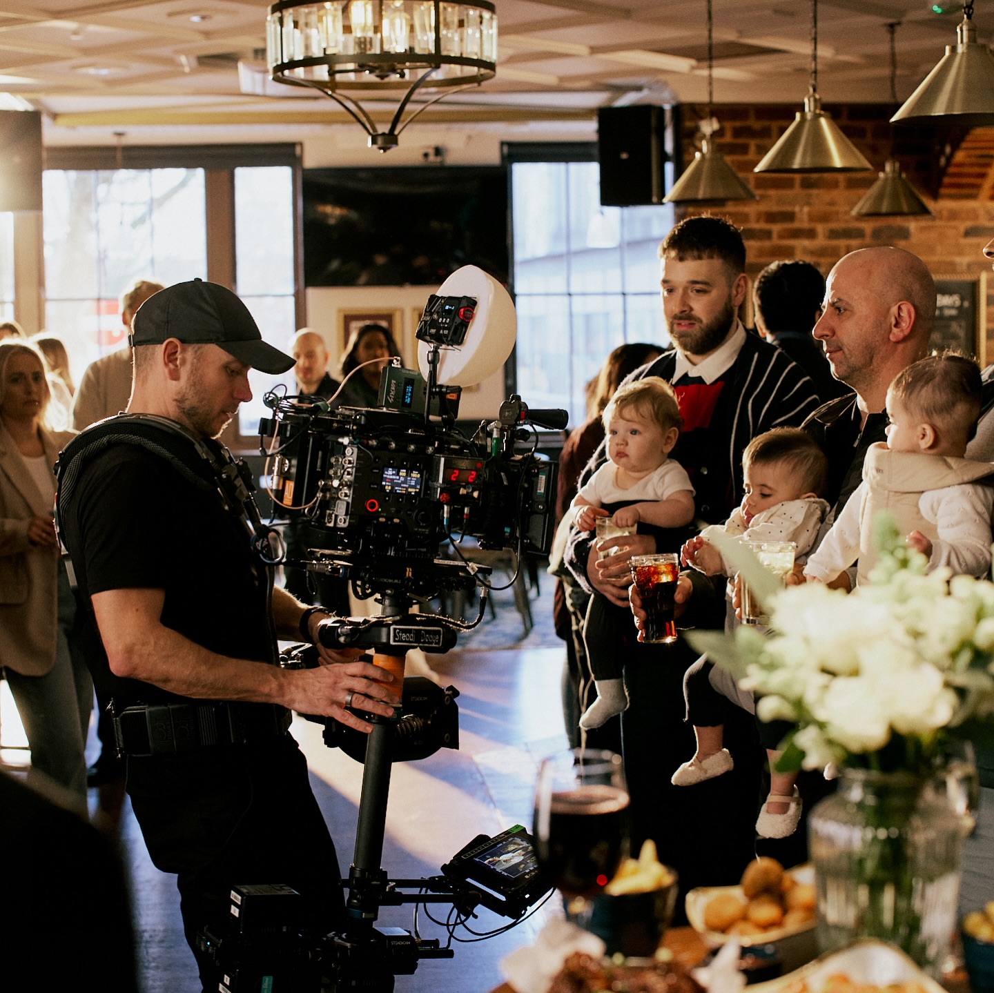 Pub commercial BTS - @oppositelandproductions 🎥 🍺 🎬
📸 Mix of my iPhone & pro BTS pics from fabulous on set photographer @barneyoates
PM - @tobesyeh
Producer - @sampalmano
Director - @sammorter
Steadicam / DOP - 🙋🏼♂️
Gaffer - @daniel_templelighting
Focus puller - @matthillier1979
AC - @owenrumsey
AC - @zacclarketv
Kit - @filmstorerental
Stylist - @poppystylist
Food - @_annabelleeats + @hollyshootsandchefs
#steadicam #commercial #pub #beer #DOP #onset #framegrab #steadicamoperator #cameradept #tiffen #publife #stonegate #cameracrew #food #camera #sonyvenice #m2 #sony #advert #brandedcontent #advert #advertising