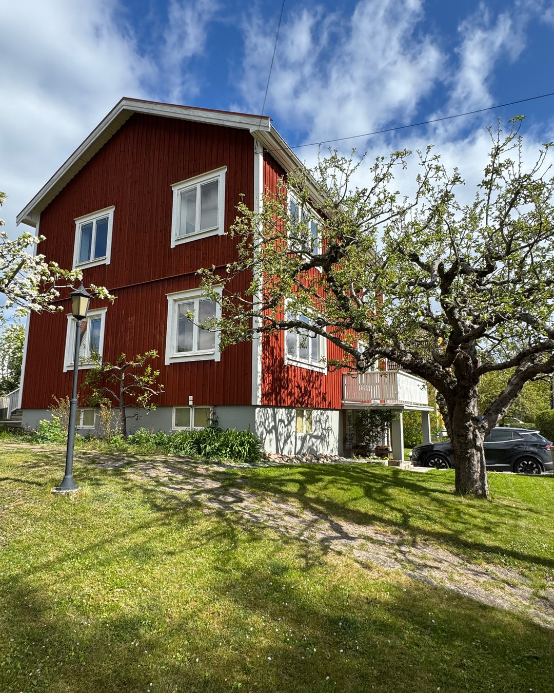 UTHYRNING
VÀlkommen till ditt nÀsta drömhem i hjÀrtat av Stureby!
âš Charmig och generös familjevilla â SĂ„gverksgatan 8, Enskede âš
đĄ 260 kvm ren trivsel fördelat pĂ„ tre vĂ„ningsplan.
đïž 5 sovrum, 2 badrum, 2 walk-in-closets och ett mysigt vardagsrum med kamin.
đ Solceller och effektivt vĂ€rmesystem för lĂ„g driftkostnad.
đż LĂ€ttskött tomt pĂ„ 755 kvm med altan och balkong.
đ Endast 2 min till Stureby T-bana â 16 min till T-Centralen.
đ Uthyres omöblerad frĂ„n maj 2025.
Hyra: 34 000 kr/mÄnad.
đ Uthyres i tvĂ„ Ă„r med möjlighet till förlĂ€ngning.
#Enskede #Stureby #Familjevilla #Hyresbostad #Stockholm #Villaliv #NÀraTillAllt #Drömhem #Uthyres