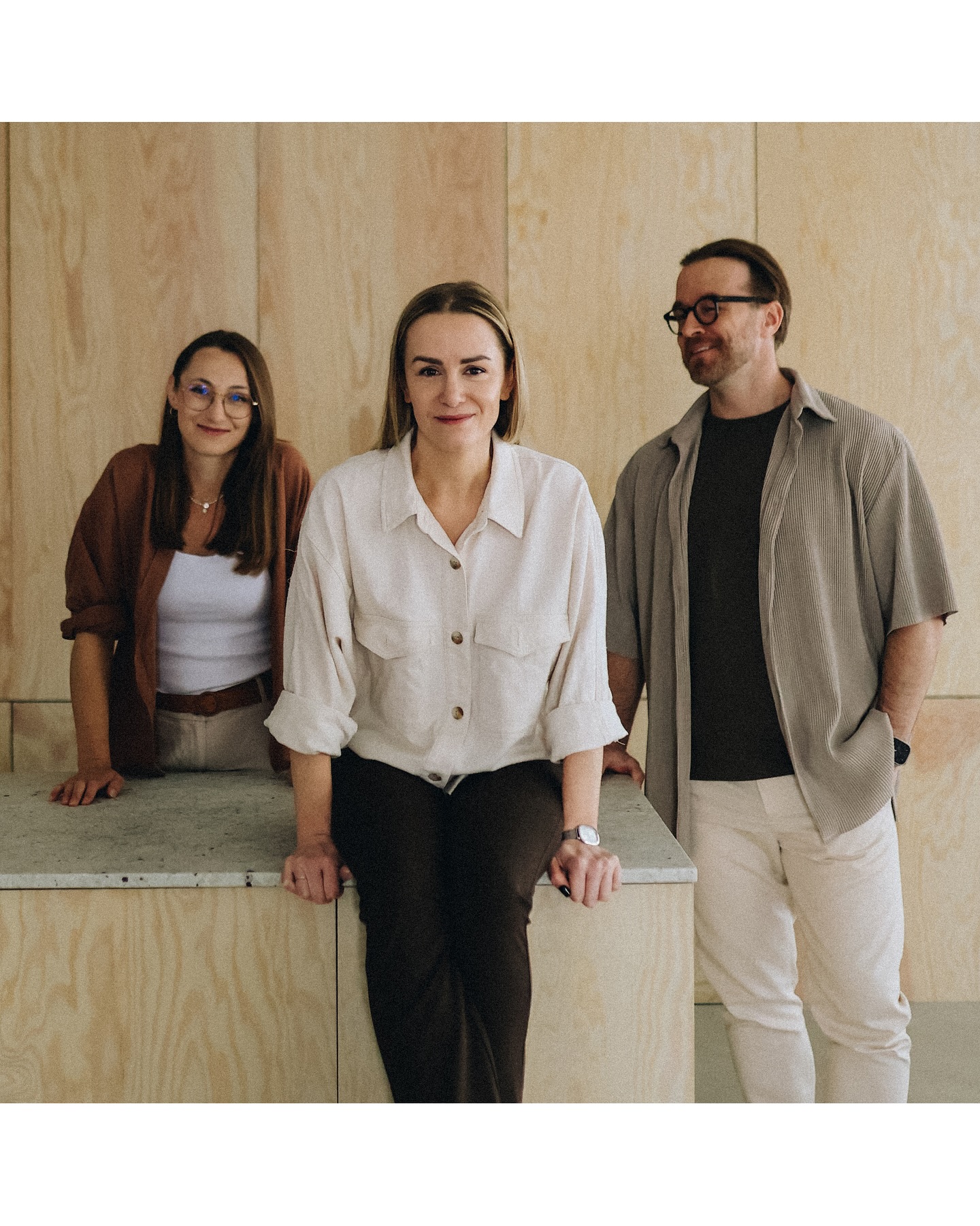 🟡 parę słów o nas
Jesteśmy zespołem projektantów i rodziców, których połączyła wspólna wizja tworzenia przestrzeni przyjaznych dzieciom — pięknych, funkcjonalnych i wspierających rozwój.
COTO to dla nas nie tylko marka mebli, ale sposób myślenia o tym, jak wspierać dzieci i rodziny w codziennym życiu — z uważnością, empatią i wyczuciem projektowym.
Choć różnimy się doświadczeniem i perspektywami, łączy nas wspólna pasja i cel.
Obserwuj nasz profil — już wkrótce szczegółowo przedstawimy każdego z członków naszego zespołu!
👉 Zostań z nami — będzie inspirująco, projektowo i bardzo po ludzku.
Foto: niezastąpiona @pulawska
💛 #COTO #mebledladzieci #projektowaniedladzieci #zespolCOTO