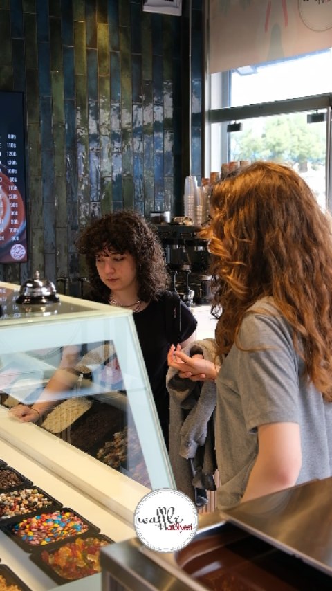 Waffle Aşkı Kamera Karşısında!
Hamurdan mutluluğa, her katında ayrı bir lezzet, ayrı bir tutku!
Meyveler, çikolatalar, soslar… Hepsi taptaze, hepsi senin için!
Waffle yapımının en tatlı anlarına tanık ol, iştahın kabarsın!
Bu lezzet şovu sadece Waffle Atölyesi'nde!
📍Hemen uğra, kendine özel waffle’ını yarat!
#WaffleShow #WaffleAtölyesi #TatlıAnlar #GörüntüdeLezzetVar