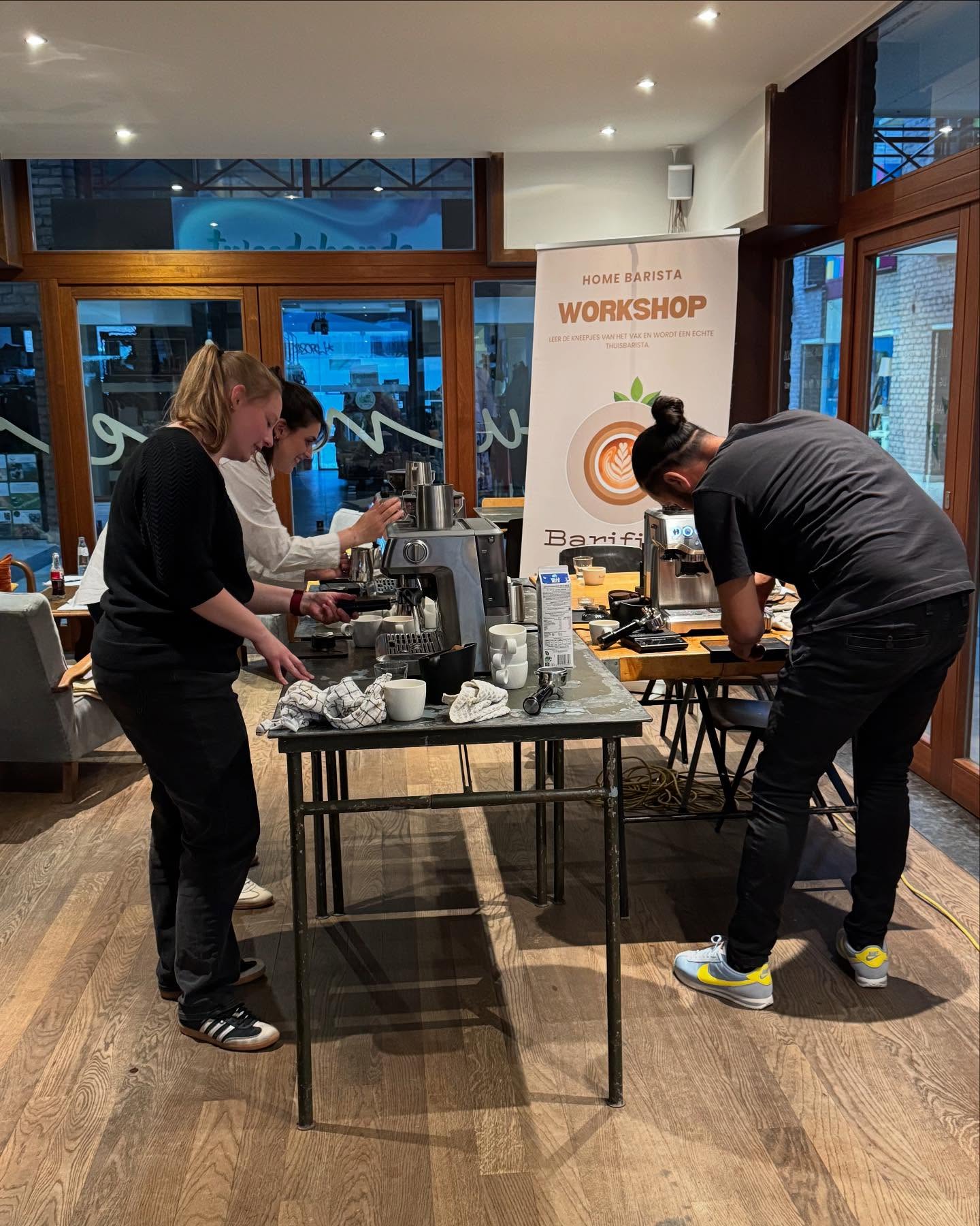Afgelopen week hadden we een geweldige tijd tijdens onze Home Barista Workshop bij Bunker Specialty Koffiebar in Genk!
Van het ontstaan van koffie tot het opschuimen van melk en de eerste stappen in latte art - het was een geslaagde avond!
📅 Goed nieuws: we doen het opnieuw op 28/05 en 19/06!
Ontdek de wereld van specialty koffie en leer hoe je thuis een echte barista wordt.
📍Waar? @bunkergenk
✍️ Inschrijven kan via www.barifina.be/workshops
We verwelkomen je graag! ☕️
#baristaworkshop #specialtycoffee #barifina #latteart #homebarista #sage #coffeeholic #coffeeaddicts
