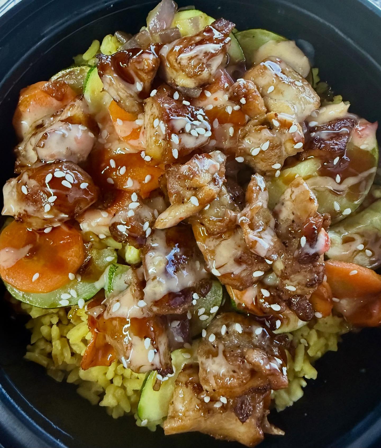 We are open today! It’s a beautiful day to stay inside & let us bring your food to you!
🥡Hibachi Bowl🥡
Fried rice (contains egg), carrots, zucchini, onions, & chicken thighs, drizzled with house made teriyaki & yum yum sauce, finished with sesame seeds! -substitute shrimp 🦐 or tofu!
☀️OPEN Tuesday-Saturday from 11am-8pm for takeout & delivery! Inside and outside seating available!