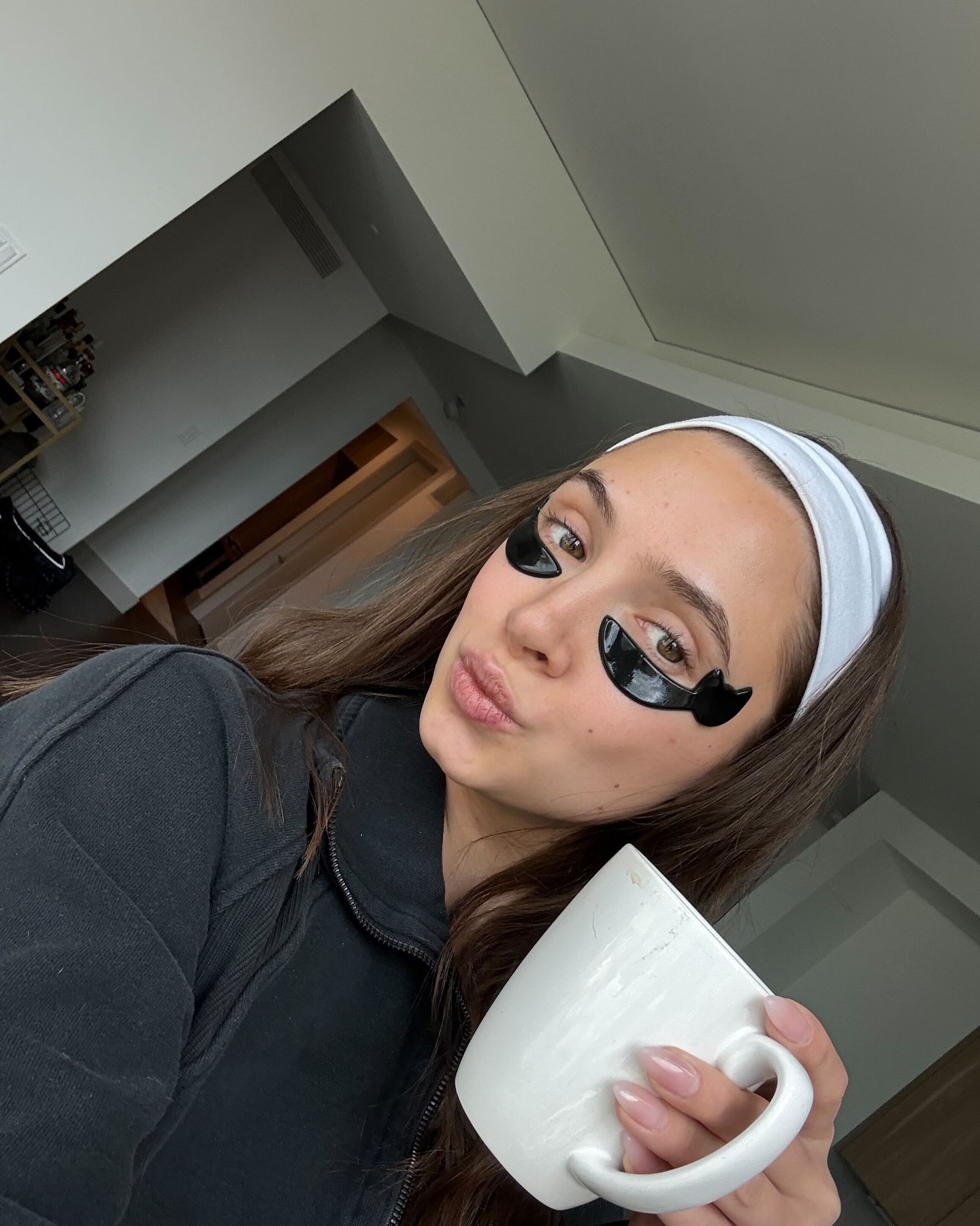 Coffee + hydrogel eye masks = our version of coping with Monday ☕️💆♀️✨
#spalife #hydrogel #hydrogeleyepatch #undereyepatches #eyemask #selfcare