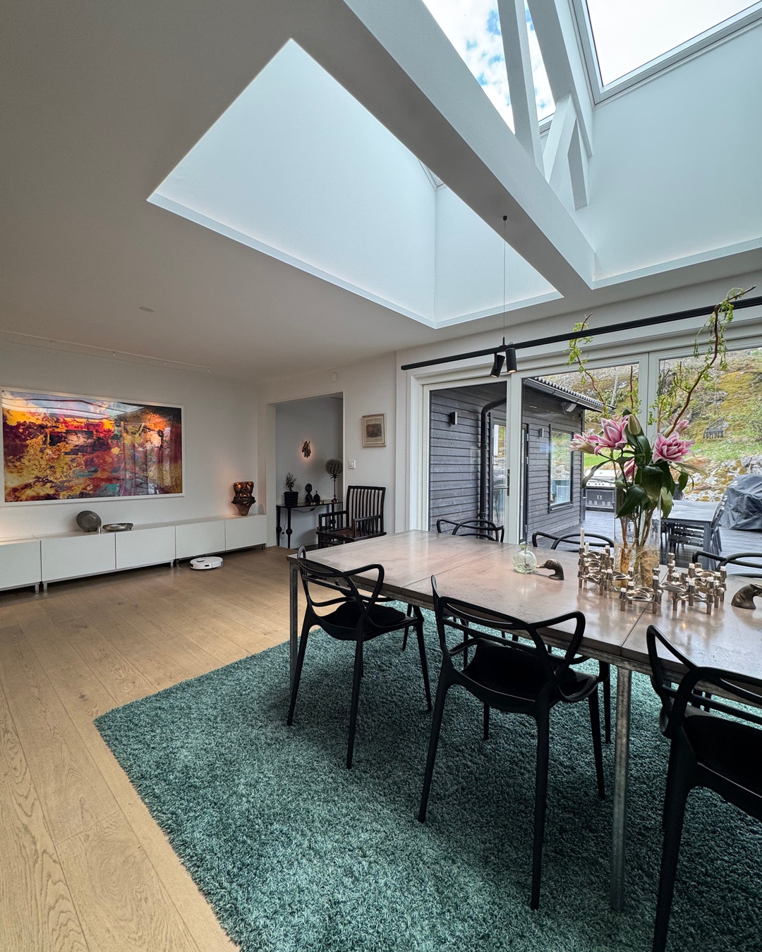 FOR RENT
SiriusvĂ€gen, #Solsidan â Saltsjöbaden
Rent: 50,000 SEK/month
đ Available from August â 12-month lease, fully furnished
âš A stunning villa in one of Stockholmâs most sought-after areas!
Approx. 200 sqm living space on a 1,143 sqm private plot.
đïž 4 bedrooms | đ 2 bathrooms
đœïž Luxurious open-plan kitchen with skylights & top-tier appliances
đ„ Cozy living room with fireplace
đ Secluded southwest-facing patio with outdoor kitchen & greenhouse
đ Carport + EV charger
đ 10 min walk to train â easy commute to #StockholmCity
đïž 4 km to #Saltsjöbaden Centrum
đ© Message us if you're interested or want to schedule a viewing!
#uthyrning #villor #hus #stockholm #bostadsformedling #hyrabostad