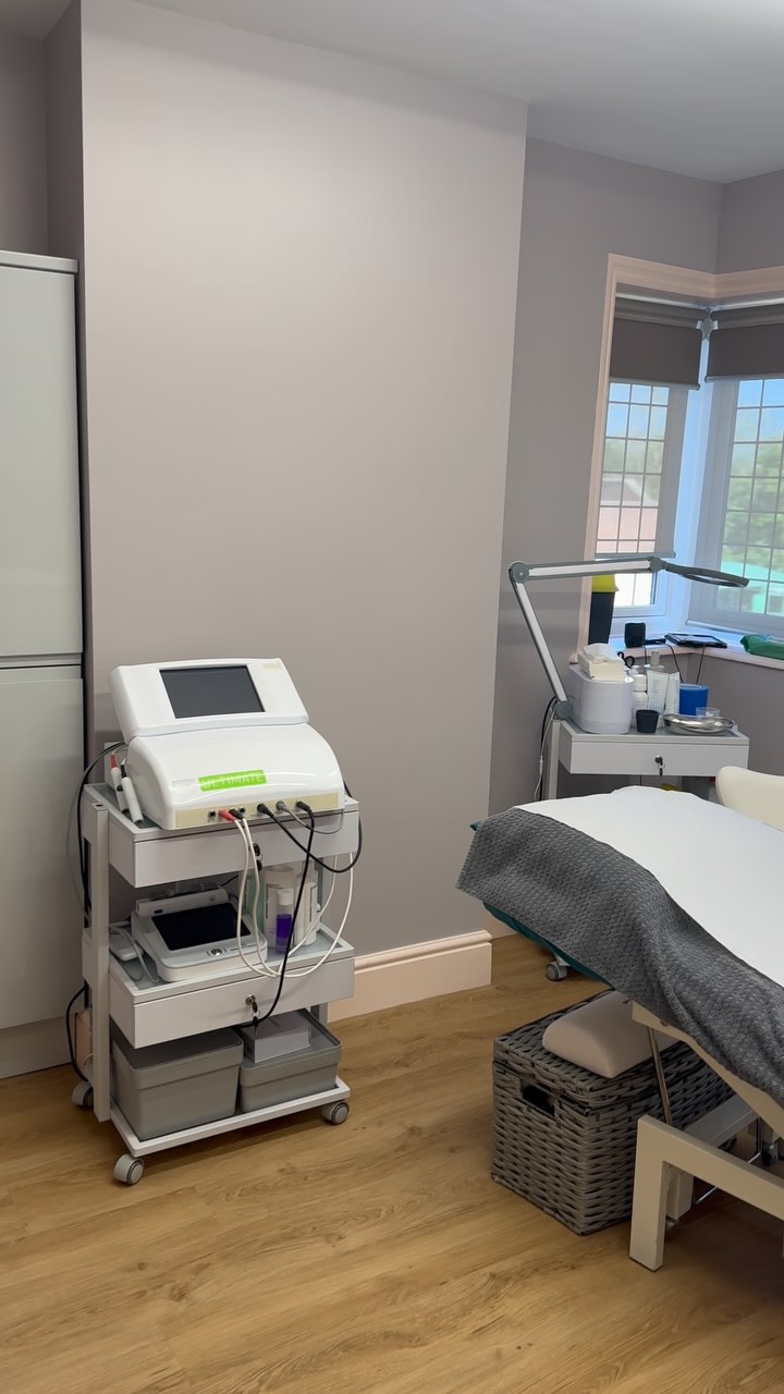 The full reveal of our brand new treatment room at Dallington Fitness!
As many of you will know, we recently relocated from Finn’s hairdressers in town to Dallington Fitness.
All consultations and treatments at The Expert Skin Clinic are now carried out from here and we’re loving it!
The space is bright and airy, with a lovely waiting area and plenty of free parking.
We can’t wait to see more of you here and we hope you love it as much as we do💙
#skinclinicnorthampton #dallingtonfitness #skintreatmentsnorthampton #northamptonskin