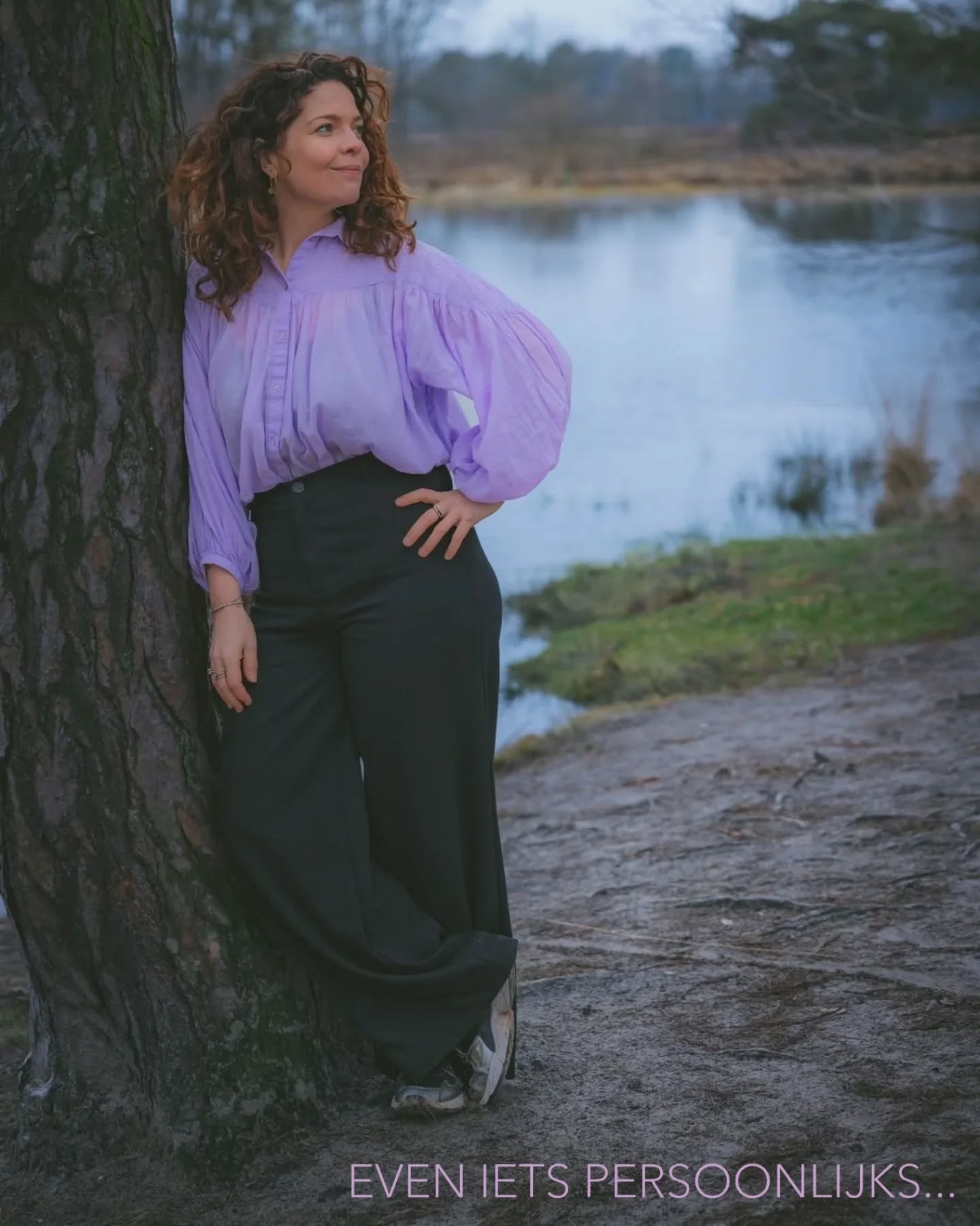 Even iets persoonlijks en eerlijk...
Ik stel me nu even kwetsbaar op.... en geloof me, dat vind ik spannend.
Want ja... ik schaam me een beetje.
Ik ben aangekomen.
Niet een kilootje hier of daar, nee...zo’n 8 kilo erbij.
En dat is best confronterend als je zelf leefstijl- en hormooncoach bent.
Ik ga niet weer mijn hele verhaal ophangen over mijn ziek zijn, mijn schildklier die op standje winterslaap stond, en maandenlang geen energie hebben om ook maar iets te ondernemen, laat staan te sporten.
Maar deze omstandigheden speelden wel een grote rol bij het aankomen.
Dus: +8 kilo.
En ja, die voel ik. Aan m’n lijf, m’n kleding, en ik zie het in mijn spiegelbeeld.
Nu alles weer in rustiger vaarwater komt en ik me steeds beter begin te voelen, is het tijd om ook die kilo’s aan te pakken. Maar wel stap voor stap in mijn eigen tempo!
Maar wist je dat…
Een trage schildklier (hypothyreoïdie) je stofwisseling vertraagt?
Je lichaam verbrandt dan minder energie in rust.
Blijf je eten zoals je gewend was (of zelfs méér, omdat je je moe, futloos of neerslachtig voelt), dan kom je sneller aan.
Niet omdat je ‘zwak’ bent of ‘te veel eet’, maar omdat je interne motor gewoon langzamer draait.
Dat is die hormonale disbalans waar zoveel mensen niets van weten, maar die wel alles beïnvloedt.
Gelukkig krijg ik nu medicatie voor mijn traagwerkende schildklier en dat gaat supergoed en ik voel me aanzienlijk beter. Maar laten we eerlijk zijn: dat betekent niet automatisch dat de kilo’s er ineens afvliegen.
Want afvallen met een trage schildklier? Dat vraagt niet alleen discipline, maar vooral kennis en inzicht omdat er meer bij komt kijken dan simpelweg minder eten en meer bewegen.
Geen crashdiëten of rigoureuze plannen, dat is juist funest bij een trage schildklier.
Want: te weinig eten = meer stress = nog trager metabolisme = meer klachten.
Wil je weten wat mijn eerste stap was?
Laat dan een berichtje achter in de comments, dan deel ik het met je!
#trageschildklier #hypothyreoïdie #hormonen #voeding #leefstijl #enschede #brainstof #metabolisme #stofwisseling #afvallen #vetverbranding #kwetsbaarheid
#persoonlijkleiderschap #persoonlijkverhaal
#schaamte #ontspanning #trauma