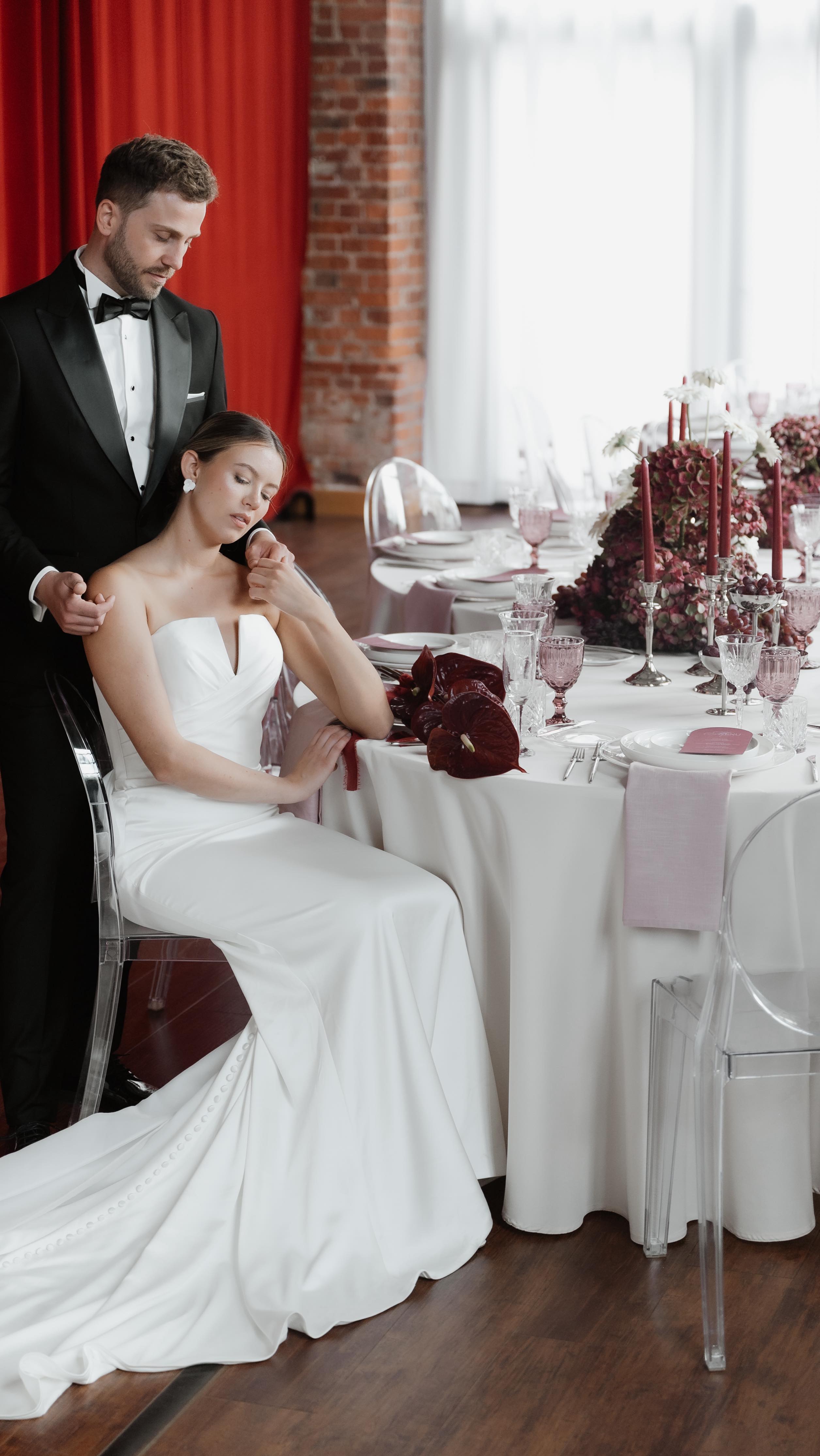 Details matter 🤍
In echten Hochzeiten gehen sie oft unter. Styleshoots geben dir die Möglichkeit, feine Details, Ästhetik und Atmosphäre bewusst zu inszenieren – und so deine Bildsprache zu verfeinern.
Ein gutes Styleshoot bringt dich mit hochwertigen Dienstleistern zusammen – von Floristik bis Papeterie. So entstehen echte Synergien 🤍
Hochzeitsreportagen sind oft wetter- und emotionsabhängig. Styleshoots zeigen deine konstante Qualität unter idealen Bedingungen – und sind damit ein starkes Argument für deinen Stil.
Du willst visuell neu starten? Ein durchdachtes Styleshoot hilft dir, dein Portfolio gezielt aufzubauen oder zu veredeln – ganz im Zeichen deines neuen Brandings.
Bist du beim nächsten Mal dabei? 😍
Fotografin: @oliviadelgas_photo
Planung: @kh.hochzeiten
Geschirr, Stühle & Dekoration: @hochzeitsdekorstion
Floristik: @daniewilke_floraldesign
Brautkleider: @diebrautmacherin
Make-up: @nessbeautystudio & @mayestic.makeup
Hair: @haaratelier.cloppenbung
Location: @lokschuppen.atelier.clp
Catering: @ostblocklatino_soul
Live Painting: @farbmomentebynica
Patisserie: @konditorei_carlotta
Papeterie burgundy: @beautifullovestory.de
Couple: @nina_deer_ @pa.tat_ @nrw.modelcouple
Single Bride: @_kiikii_j
Bridemaids: @lucia.stecklein @angeeloe @waleeriiaa
Ohrringe&Tasche: @dilaaccessoires
Herrenausstatter: @kramer_hannover
Video: @sjj_filmt
#styleshoot #kreativefotografie #hochzeitsplanung #hochzeitstorte #hochzeitslocation #hochzeitsdeko #hochzeitsfotos #hochzeitskleid #hochzeitsblumen #hochzeitstag #hochzeitsfeier #hochzeitsfrisur #heiraten #cloppenburg #hannoverfotografie #hamburgfotografiert