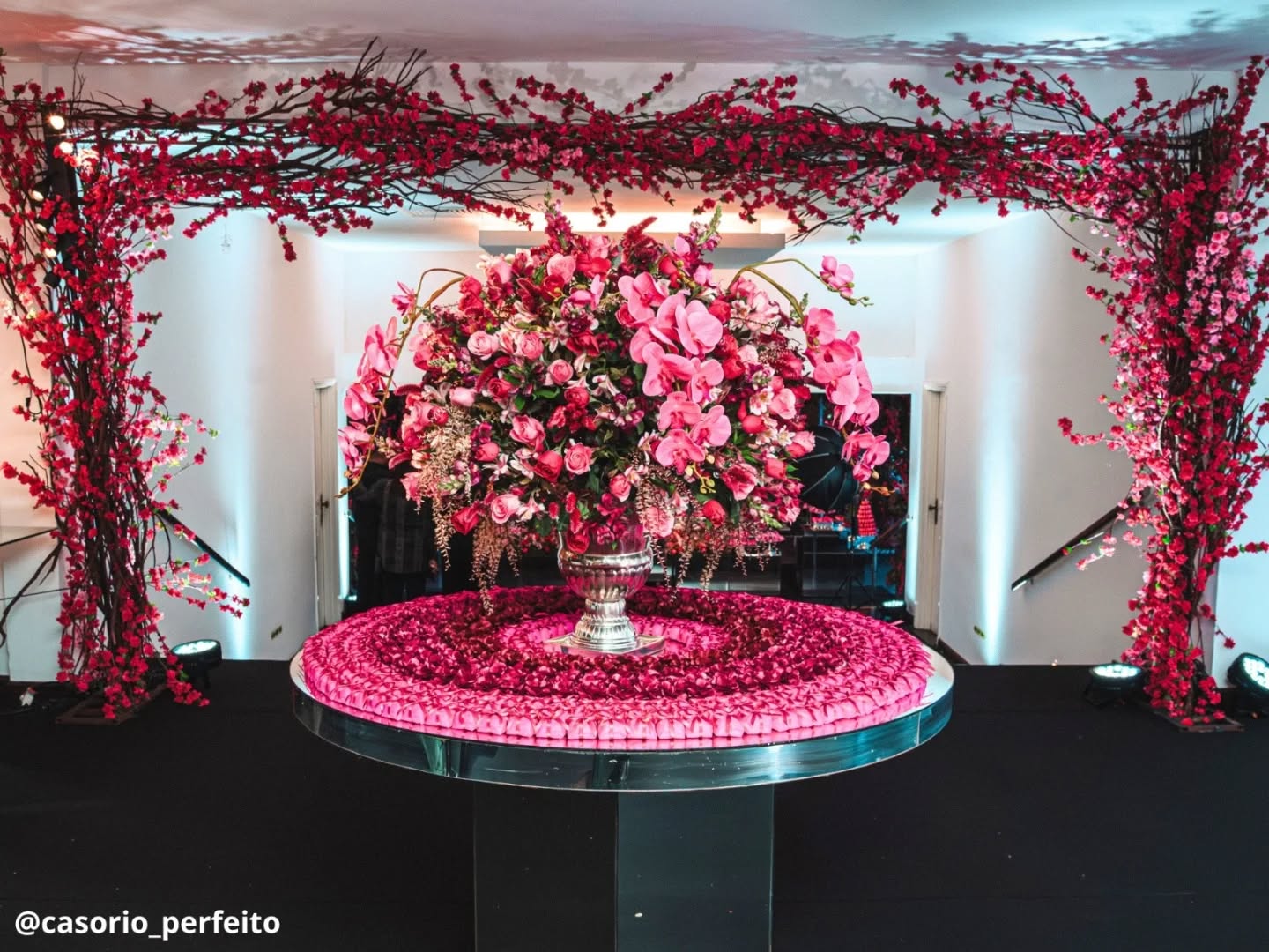 Celebramos os 15 anos da Letícia com uma decoração clássica moderna, onde cada detalhe revelou delicadeza e encanto. Tons de rosa trouxeram romantismo, enquanto os espelhos refletiram a beleza e a luz de uma noite inesquecível.
Entre flores, brilho e emoção, realizamos um sonho e criamos uma atmosfera mágica, feita sob medida para a Letícia viver esse momento único.
Sonha com uma festa assim? Fale com a gente e transforme seu sonho em realidade.
Local: @iateclubedoriodejaneiro
Decoração: @casorio_perfeito
Foto e Video: @ogutofotografo & @rat.films
Make: @taisscouto
Coreografia: @coreografiasnapista
Sonorização: @djjuniornogueira
Dj atração: @djrafaelpacheco
Bolo: @docesonhobolos
Doces: @rose_lima_cakes
Bem Vividos: @elvirabona
Brownie: @olenkabrownies
Macarrons: @carolduarteboloedoces
Palha italiana: @palhadasmaias
Buffet: @mtgastronomia
Bar: @barprimerj
Móveis: @lonacristaleventos
Objetos: @belle_table
Velas: @acvelas
Cenografia: @almeidastoldoseventos
#15anos #debutante #casorioperfeito #decoracaodefesta #classicomoderno #detalhesemespelho #decorcasorioperfeito
#festade15anos #iatecluberj #