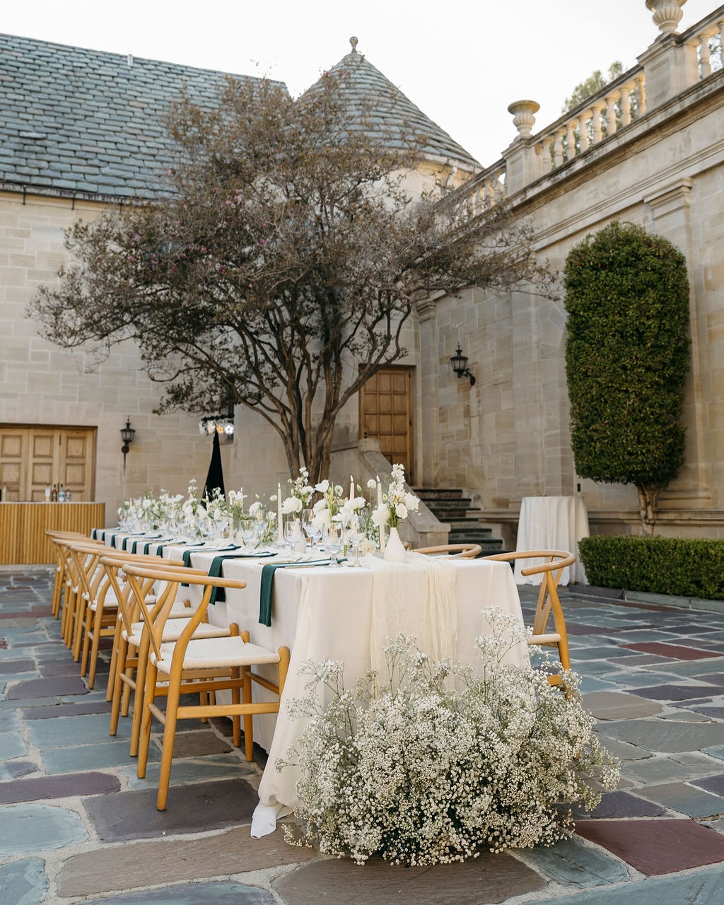 A modern-day fairytale reception set in clouds of baby’s breath at the iconic Greystone Mansion — where dreams float, love lingers, and every detail feels like a page from a storybook. ☁️
@amariproductions
@silkandribbon_events