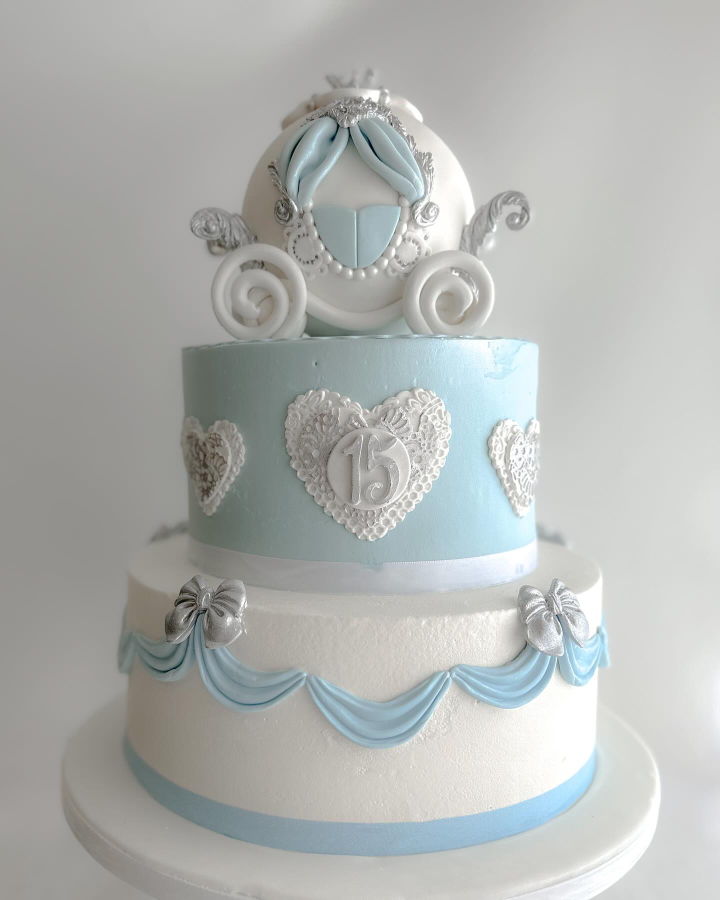 A cake from your fairy godmother.. ✨Bibbidi bobbidi boo!
#cinderellacake #disneycake #princesscake #customcake #quinceañeracake #sweet16cake #birthdaycake