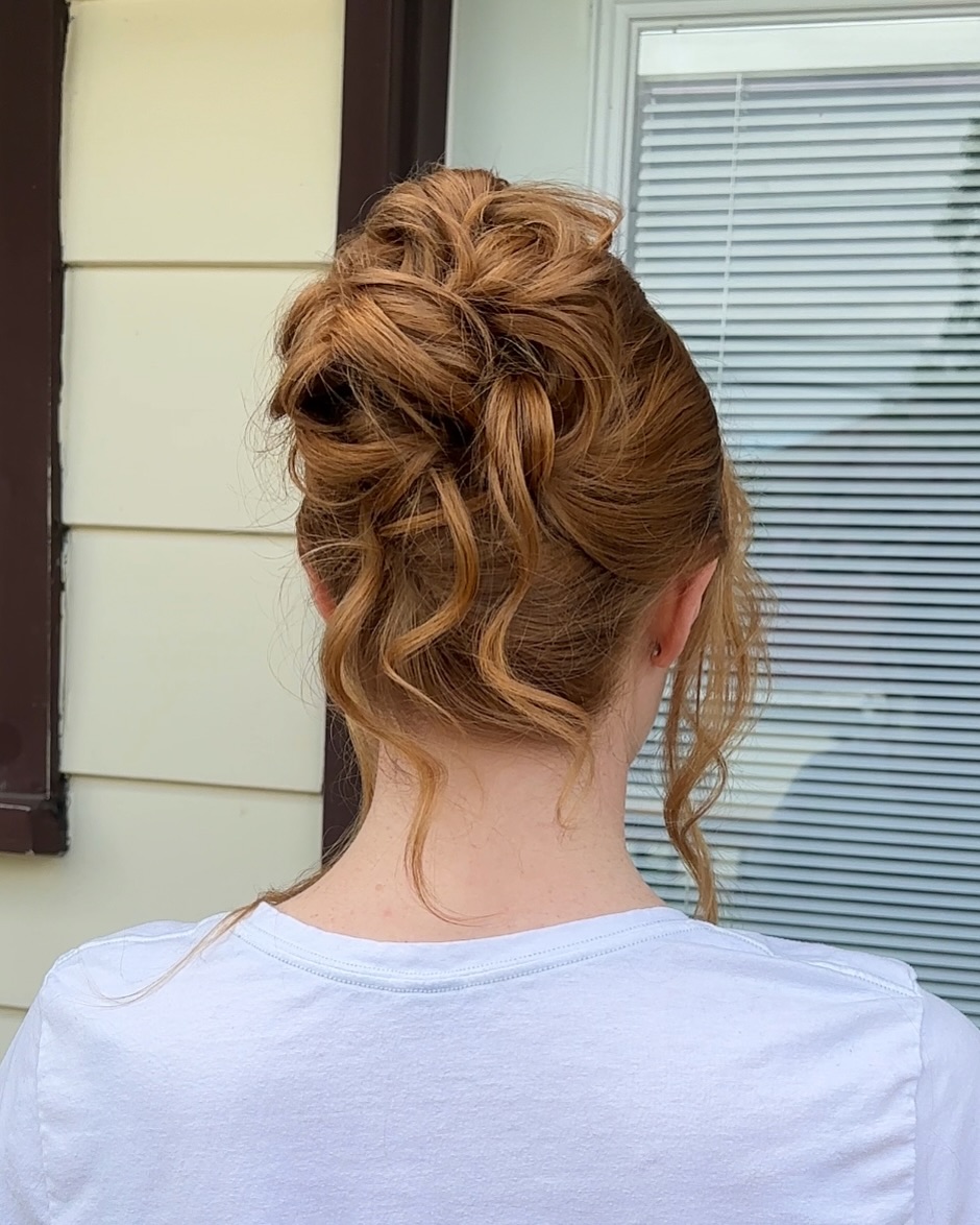 Effortless pile high updo hair preview for my lovely bride-to-be Claire! 💖
Can’t wait to do her makeup and her hair again this coming August. She’s going to look so beautiful! 👌✨
SHARE with a future Bride + SAVE for inspiration! ✨
Looking for an artist who can bring out your natural beauty, effortlessly?
➡️ DM or click the link in the BIO to book! 📩
——————————————-
KINGSTON, Prince Edward County, 1000 islands + Surrounding area✨
➡️ BOOKING FOR 2025 + 2026! ⬅️
To avoid disappointment, book your wedding/special event makeup now! 💖
#colourationsmakeup
www.colourations.ca
Fb: www.facebook.com/colourationsmakeup
Luxury wedding makeup and hair
Kingston Ontario makeup artist
Kingston Ontario hairstylist
Prince Edward County makeup artist
Prince Edward County hairstylist
1000 islands makeup artist
Quinte West Ontario makeup artist
Eastern Ontario makeup artist
Ottawa makeup artist
Kingston Ontario airbrush makeup artist
Prince Edward county airbrush makeup artist
Soft glam makeup, natural bridal makeup, flawless natural bridal beauty, bridal makeup and hair, flawless airbrush makeup, wedding party makeup and hair, kingston wedding vendors, prince Edward county wedding vendors, 1000 islands wedding vendors, bridal makeup inspiration, wedding makeup inspiration, wedding hair, wedding makeup
Would you wear your hair like this for your wedding?