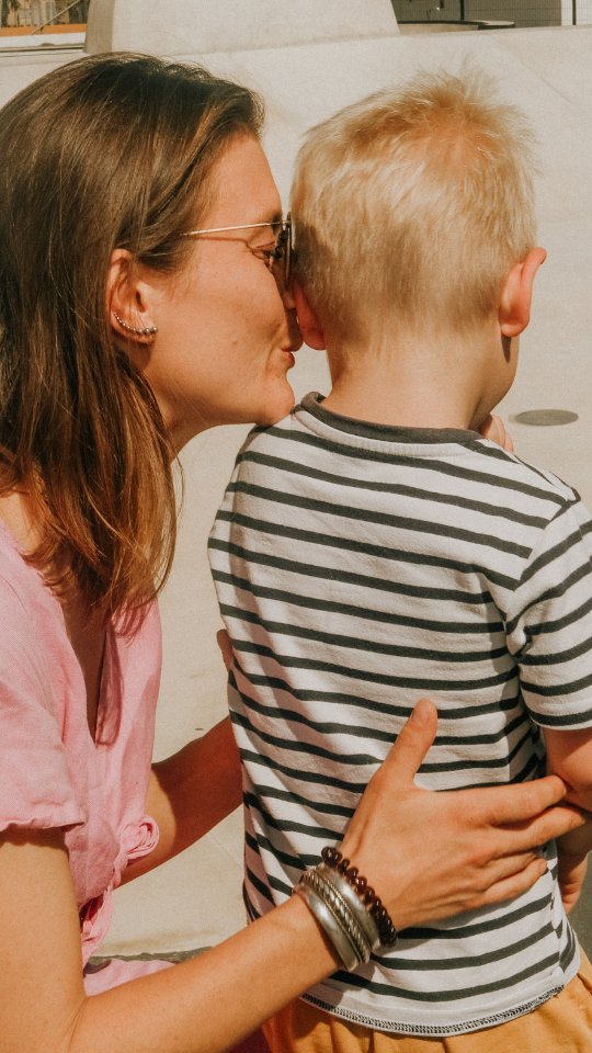 En mi busqueda constante de nuevos retos, me he unido a esa nueva tendencia de sesiones de familia, tipo editorial de moda, con flash al aire libre, y no me puede gustar más el resultado!
A las fotografías les da un aire divertido, unos tonos vibrantes, y un toque vintage... tu familia como si fuera de revista de moda, no te parece?
.
.
.
.
.
.
.
.
.
.
.
.
#annelaurephotography
#fotografialifestyledefamilia
#ilovemyjob
#fotografiadefamília
#fotografialifestyle
#sesiondefamilia
#fotografiainfantil
#fotografialifestyle
#lifestylefamilyphotography
#almuñecar
#nerja
#costatropical
#documentaryfamilyphotography
#malagaspain
#documentaryfamilyphotographer
#feelingmotherhood
#heartfulmagazine
¿Y tú que preferies?