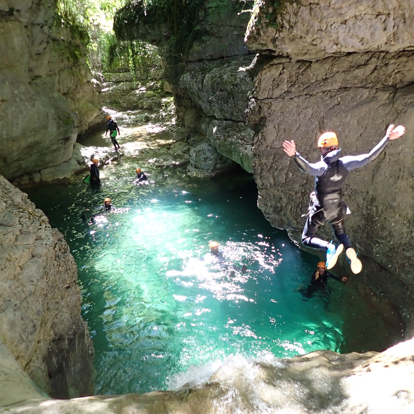 ¡El sabado nos lo pasamos saltando! 🤘Condiciones excelentes en los barrancos de Ainsa. Día soleado y con la naturaleza en todo su explendor y con un grupo fantastico.
Reservas: www.wearecanyoneers.com
#canyoning #canyoneering #ainsa #barranquismo #ordesa #boltaña #pirineos #pyrenees #pyreneeën #pyrennées
