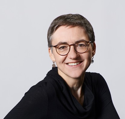Zurück in die Heimat 🫶
Miriam Klaeger & Angelo Bard
Die Aalenerin Miriam Klaeger und ihr Mann Angelo Bard begeistern Musikliebhaber aus aller Welt am Violoncello und an der Violine, in Solo-, Kammer- und Orchesterauftritten und seit über zehn Jahren gemeinsam in der Essener Elbphilharmonie.
Nun sind sie beide voller Freude und Leidenschaft Teil des AAFO und genießen die intensive, interessante und familiäre Atmosphäre.
Miriam Klaeger studierte an der Staatlichen Hochschule für Musik und Darstellende Kunst, belegte zahlreiche Meisterkurse und ein Kammerstudium bei Prof. Rudolf Gleißner und war unter anderem Stipendiatin der Landesstiftung Baden-Württemberg.
Angelo Bard studierte an der Musikhochschule Lübeck sowie an der Hochschule für Musik und Theater in Hannover und ist unter anderem Juror bei Jugend musiziert und Dozent beim Landesjugendorchester Rheinland-Pfalz.
_________________
Zusammen mit 39 Musiker:innen sind die beiden zum 6. Mal mit dem AAFO zu hören 👀:
1.6.2025 um 18:00 Uhr, Stadthalle Aalen
17:30 Uhr Werkseinführung mit Dirigent Gero Wittich
UNBESCHWERT! ☀️
Gioachino Rossini: Ouvertüre zu „Der Barbier von Sevilla“
Charles Gounod: Sinfonie Nr. 1 D-Dur
Felix Mendelssohn: Sinfonie Nr. 4 A-Dur „Italienische“
👉 Tickets: Link in Bio
Foto: ©hickmann_bjoern
#aalenfestivalorchester #AAFO #Konzert2025 #gerowittich #aalen #ostalbkreis #stadthalleaalen #klassik#stadtaalen #aalenkulturundevent #musikfürdieseele #musikfürsherz #hiddenchampions