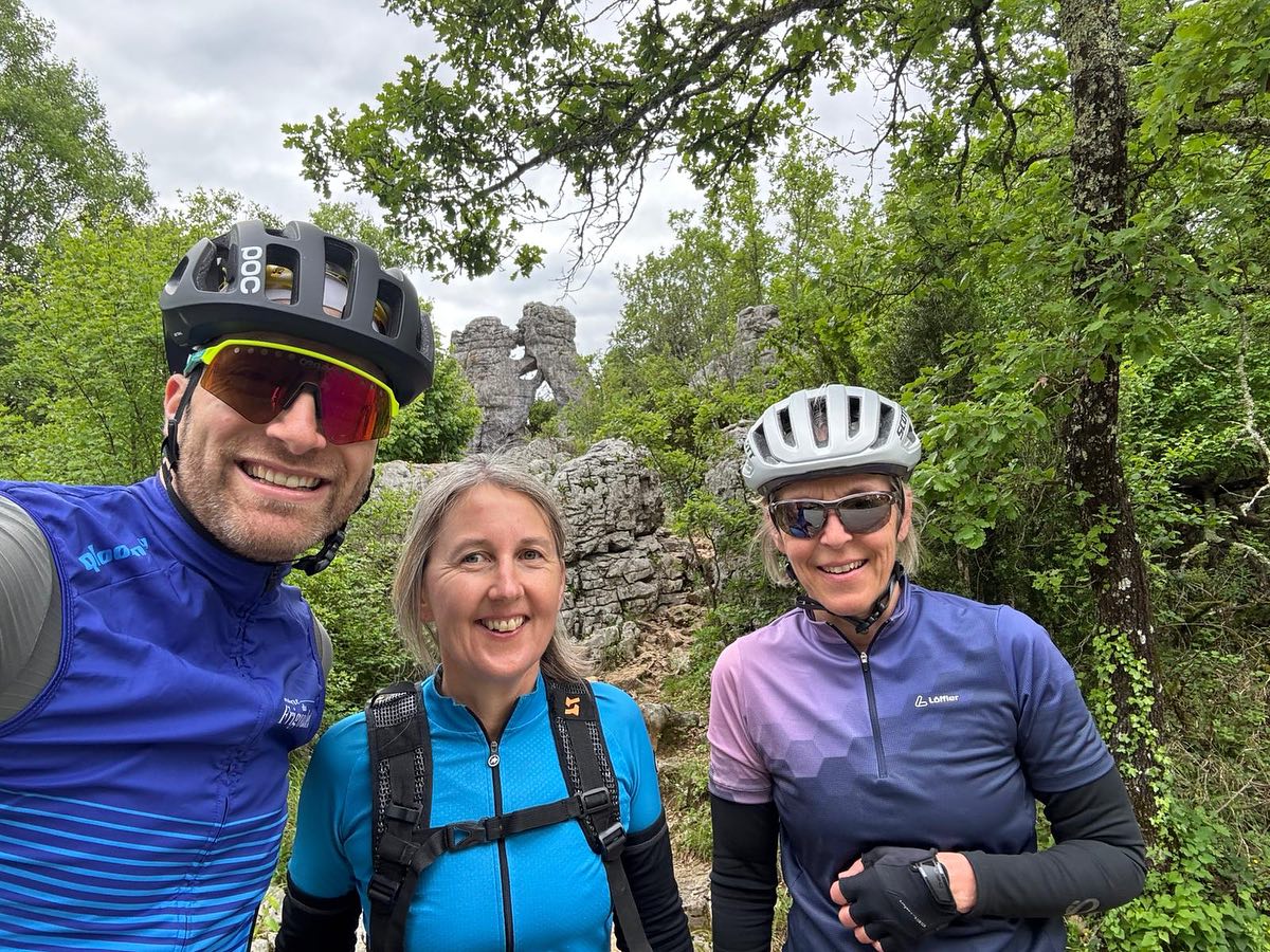 Mit Gravelbike und Abenteuerlust im Gepäck startete Anfang Mai die erste von drei Gravelwochen 2025. Zehn Teilnehmende, teils mit Erfahrung, teils mit den ersten Gravelkilometern vor Augen, fanden sich im Süden Frankreichs zusammen – bereit für fünf abwechslungsreiche Touren durch eine der beeindruckendsten Landschaften Europas.
Die neue Disziplin auf der «Domaine du Frigoulet» ist eine Mischung aus Rennrad, Radquer und Mountainbike und bietet die Freiheit, auf fast jedem Untergrund sportlich agil fahren zu können. Das garantiert jede Menge Fahrspass und intensive Erlebnisse in der Natur.
Unseren Blog findest du unter dem Link in der Bio