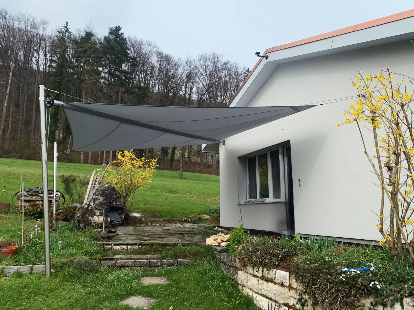 Auch bei Schlechtwetter tatkräftig unterwegs! 🌦⛵️
Manuell aufrollbares Sonnensegel, Soliday
-Blauen, BS
#sonnensegelbern #sonnensegelaufmass #sonnensegel #sonnenschutz #soliday #sitzplatzüberdachung #sitzplatz #outdoorliving #gartengestaltung #schweiz