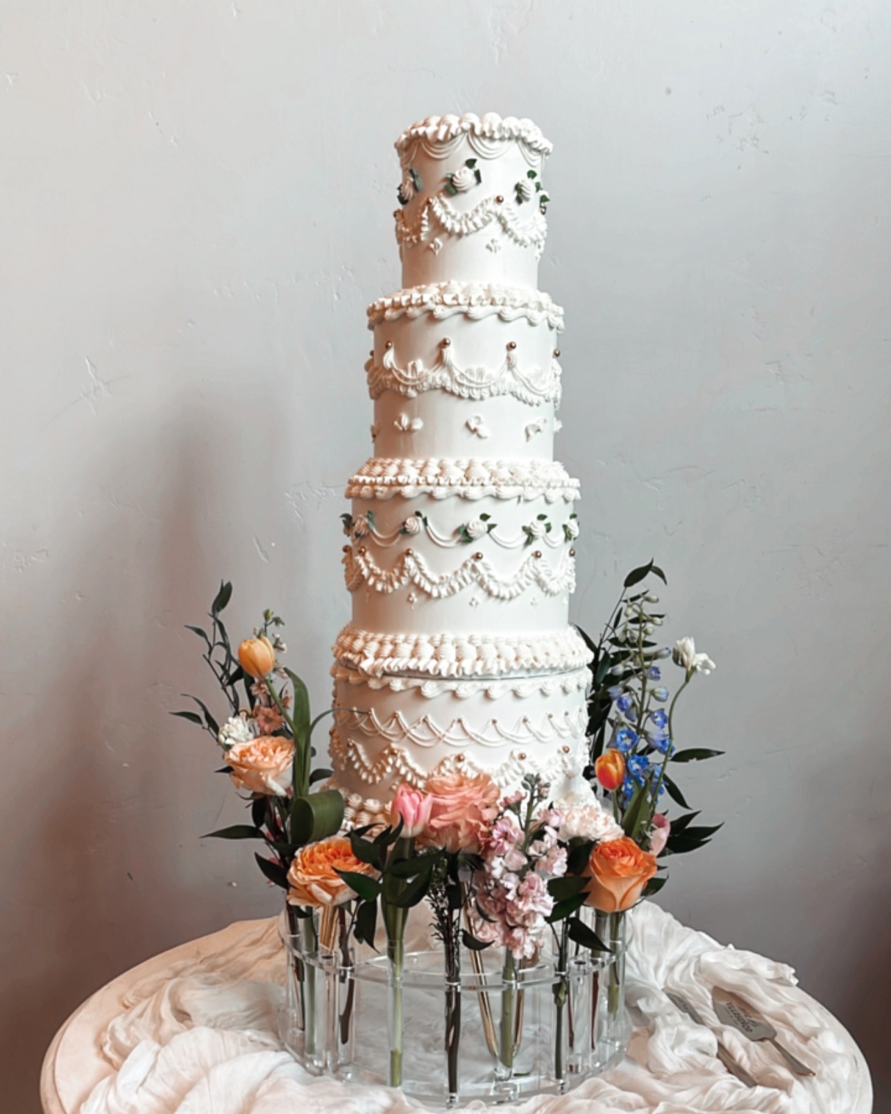 ✨Carlos 🤍 Ana✨
.
.
.
Absolutely honored to be a part of this beautiful wedding. Not only as their cake artist but also a wedding guest 🤩🥰
.
.
Thank you so much Carlos and Ana for this magical moment. Very humbled with this opportunity 💕💕💕 We had so much fun!!!
.
.
.
👰🏻♀️ @ana.de.latorre
Cake prop @prop.options
Venue @pageofarms
Wedding coordinator @kyliedawnevents
.
.
#sugardreamsodeza #weddingcakes #vintageweddingcake #vintagecake #weddingcakedesign #weddings #realweddings #cakeinstagram #weddingcakeinspiration #wedding2025 #wedding2026