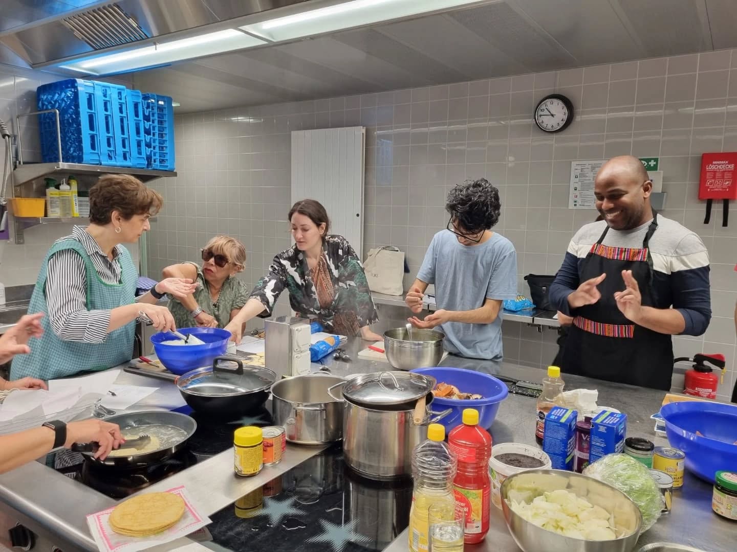 Sabores de México con Rosi
Una vez más, la cocina se llenó de aromas, sonrisas y conversaciones. Gracias a Rosi por un menú tan completo y delicioso, y a todos los que se sumaron en esta sesión.
Cada encuentro es una receta más para la comunidad.
¿Te lo perdiste? No te preocupes, la próxima sesión es el 3 de junio. Te esperamos para seguir descubriendo sabores de todo el mundo.
---
Aromen von Mexiko mit Rosi
Wieder einmal war die Küche erfüllt von Düften, Lächeln und Gesprächen. Vielen Dank an Rosi für ein so komplettes und köstliches Menü und an alle, die an dieser Sitzung teilgenommen haben.
Jedes Treffen ist ein weiteres Rezept für die Gemeinschaft.
Hast du es verpasst? Keine Sorge - die nächste Sitzung findet am 3. Juni statt. Wir freuen uns auf dich, um weiterhin Aromen aus aller Welt zu entdecken!
----
Mexican flavours with Rosi
Once again, the kitchen was filled with aromas, smiles and conversations. Thanks to Rosi for such a complete and delicious menu, and to everyone who joined in this session.
Every meeting is one more recipe for the community.
Did you miss it? Don't worry, the next session is on 3 June. We'll be waiting for you to continue discovering flavours from all over the world.
#ETKultur #KitchenLab #interAct #integrationstadtzürich #cookshareenjoy #joinus #zurichactivities