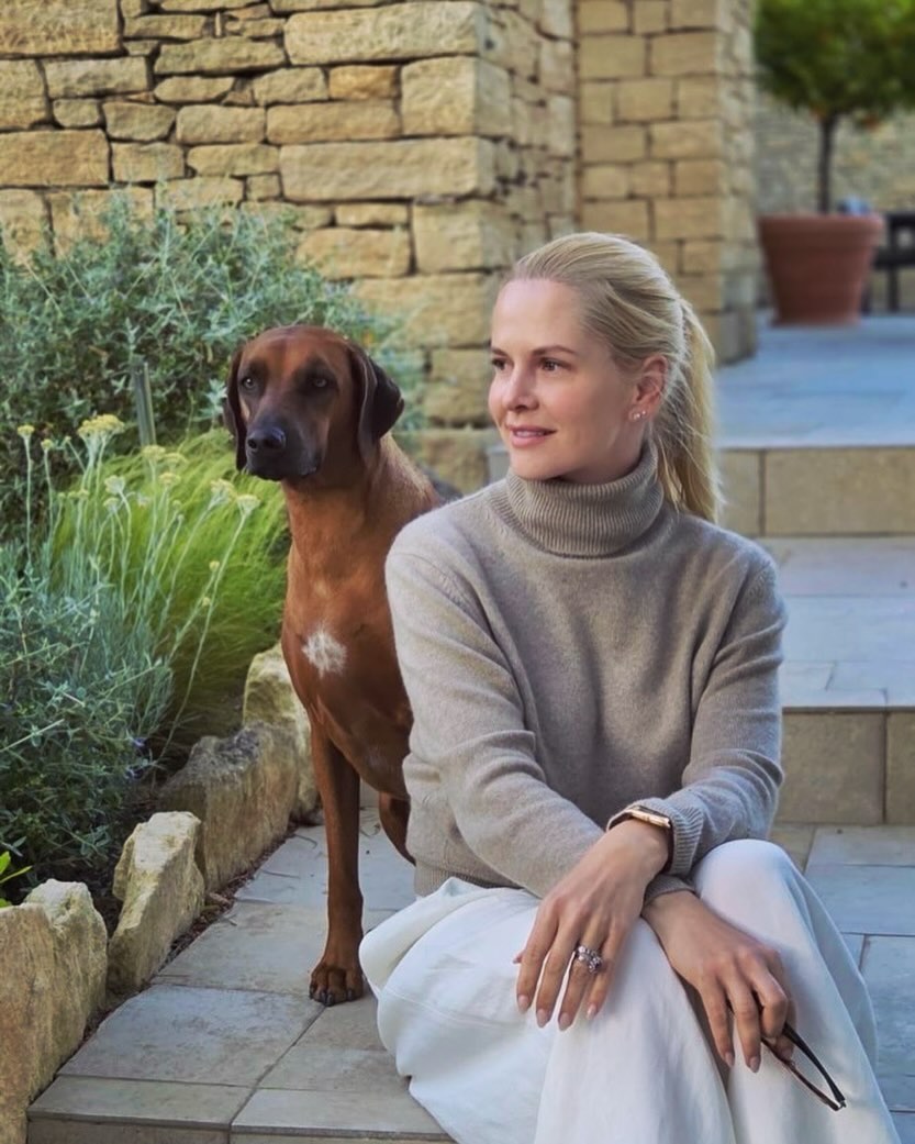 Samedi matin, le soleil brille, le ciel est bleu, l’air sent l’été… Que le week-end commence sous le signe de la joie et de l’amour !
☀️ Vive les journées longues, les moments simples de bonheur et les instants volés au temps.
*****************************************
#charlesphilippedorleans #princecharlesphilippedorleans #princecharlesphilippe #princedorleans #ducdanjou #naomidorleans #naomivaleskadorleans #princessenaomidorleans #princessenaomi #princessedorleans #duchessedanjou #maisonroyaledefrance #france