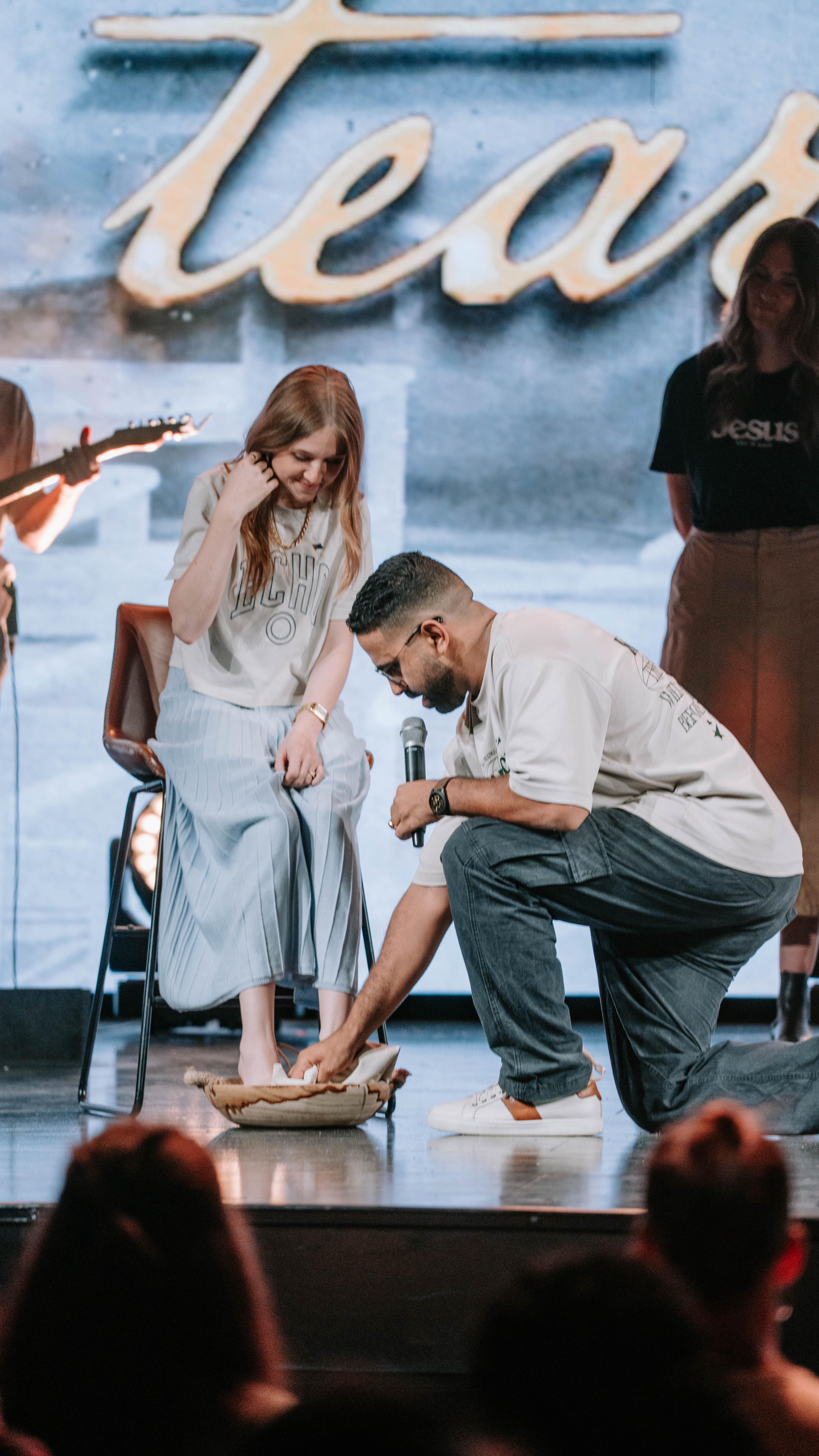 🤷♂️ Why did I wash my wife’s feet? 🦶💧
🔥Pastor @martinsedra & @millicentsedra 🔥
God gave the man authority and strength to serve, love and protect his wife. When a man uses his authority and strength to hurt, abuse or devalue his wife, they are stepping in a dangerous place outside of the authority God gave them.
John 13:3-5
“Jesus knew that the Father had put all things under his power… so he got up from the meal, took off his outer clothing, and wrapped a towel around his waist….. and began to wash his disciples’ feet”
Jesus exemplified what it means to walk in authority and leadership by washing His disciples feet.
Your wife is not under you in value, but in function. Your wife is a treasure in your life, given by God to honour, love and protect.
The wife serves the husband by honouring and submitting to him. The husband serves the wife by loving and cherishing her.
Marriage is not a war of who is the greatest among us, but who is the greatest servant among us.
🙌 Pastor @martinsedra & @millicentsedra 🙌