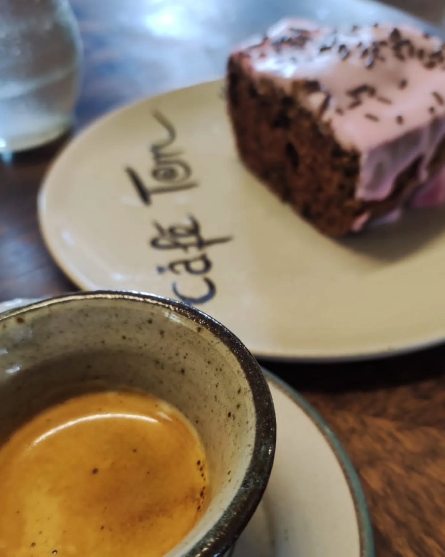 Rotweinkuchen
❤️ Bei uns im café Ton gibt es jedes Wochenende ein wechselndes Angebot hausgebackener Kuchen und besten Barista-Kaffee!
☕ Die Öffnungszeiten & Veranstaltungen für den laufenden Monat findet Ihr
im Highlight "Aktuelles" hier auf Instagram und auf unserer website (link in der Bio).
Wir freuen uns auf euch! ❤️
#caféton #fabrikschleichach #keramikwerkstatt
#kaffeeliebe #kaffee #barista
#kuchenliebe #kuchen