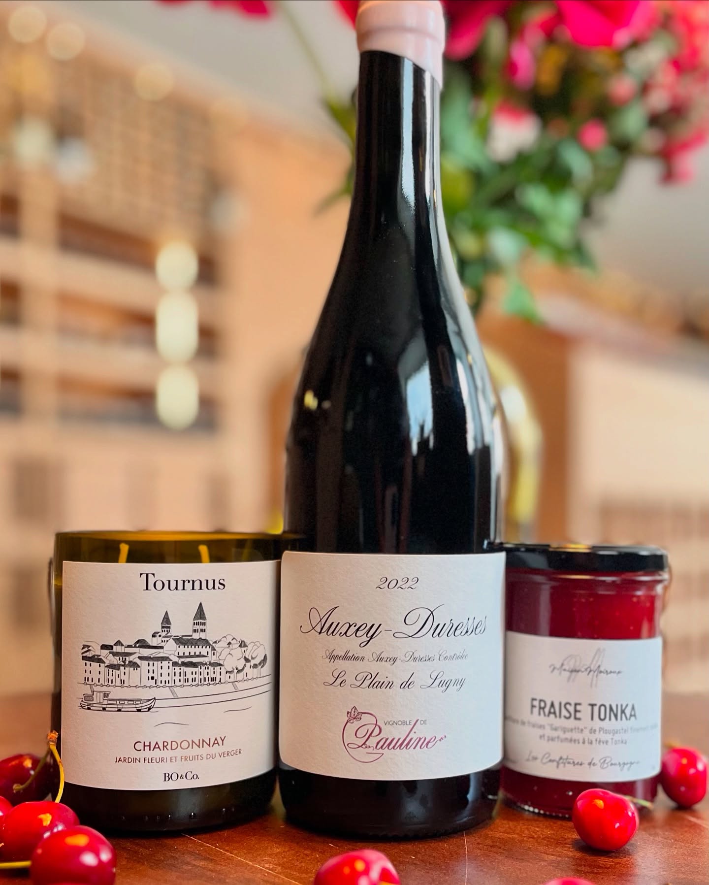 ♥️Ce week-end c’est la fête des mères… et nous avons de quoi leur faire plaisir.
🍷Une belle bouteille d’Auxey-Duresses, un vin fruité, structuré et élégant par @genotpauline
🕯️Une bougie @boandco_bougies, une fabrication artisanale à l’odeur envoûtante
🍓Les confitures de Bourgogne par Maison Moiroux, aux parfums aussi originaux que délicieux
Simple, raffiné et attentionné.
#tournus #le228tournus #fetedesmères #bourgogne