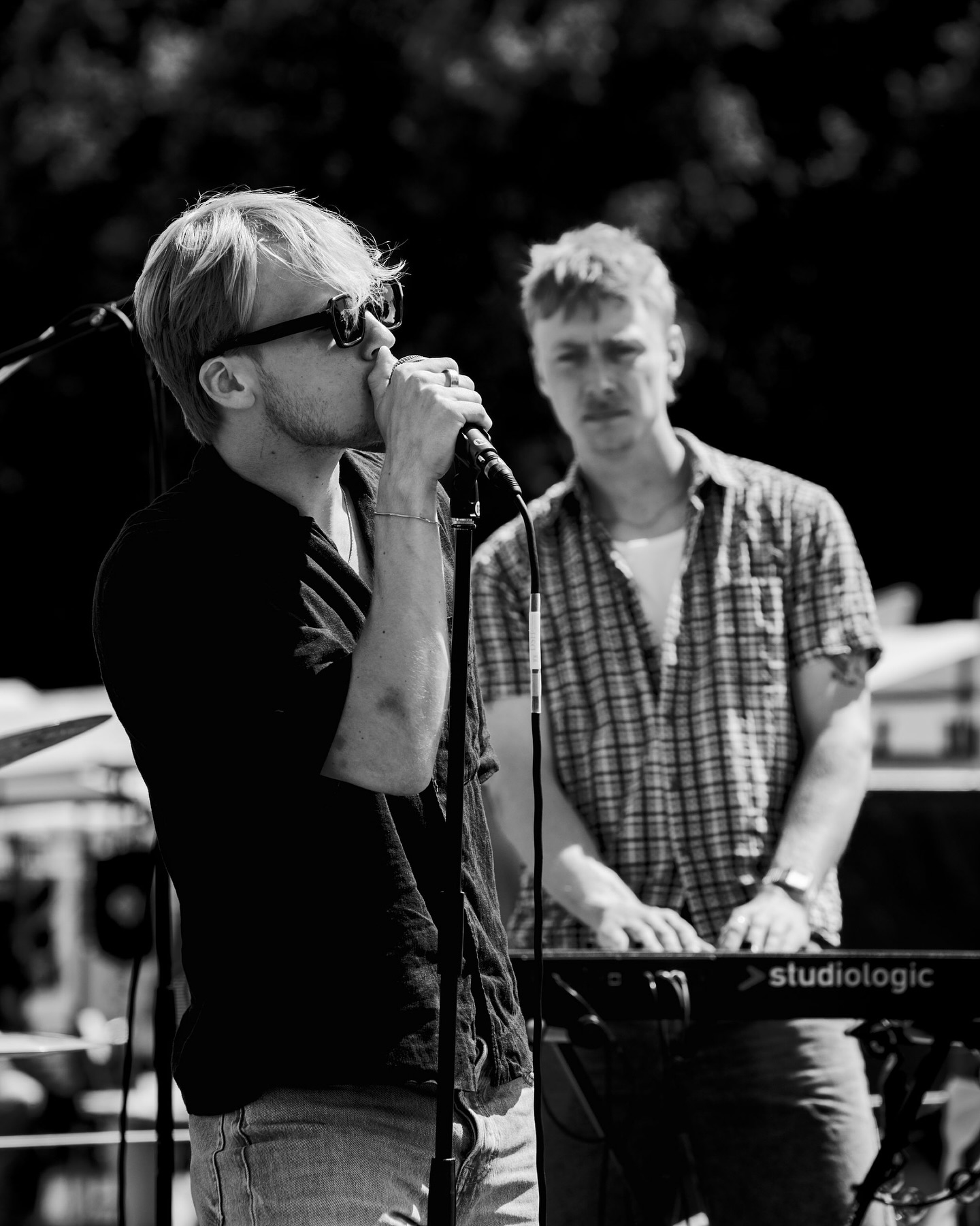 Iedereen die mij een beetje kent weet dat ik dol ben op mannen met gitaren ;) Wanneer ik dus op een evenement aan het werk ben en er staat een leuk bandje nog goed te spelen ook, dan ontpopt de concertfotograaf en stuur ik deze heerlijke beelden aan de band. #itsonlyrocknrollbutilikeit #eventphotography #doe2025 #menofculture #menofcultureband #daniellebosschaartphotography