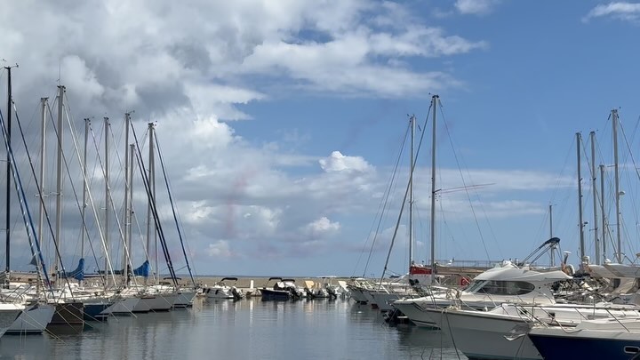 Dernier jour dâentraĂźnement pour la Patrouille de France, visible aujourdâhui depuis le port de Solenzara.
Un beau moment Ă ne pas manquer ! âïž