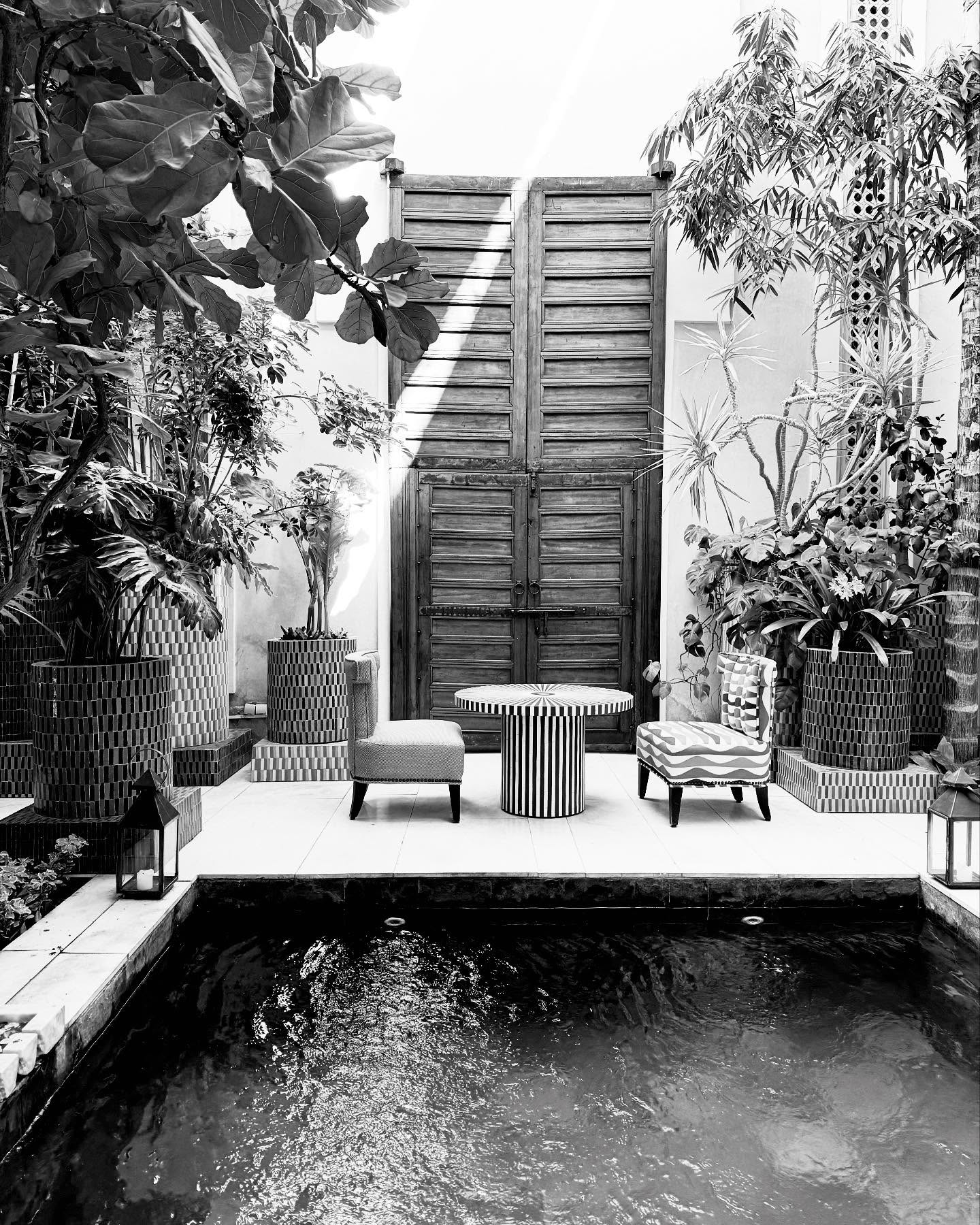 Marrakech in black and white, where colors fade but stories remain. Every alley whispers a memory. 🖤🤍
#TimelessTravel #MarrakechMoments #BlackAndWhiteMagic #marrakech #interiordesign #photography