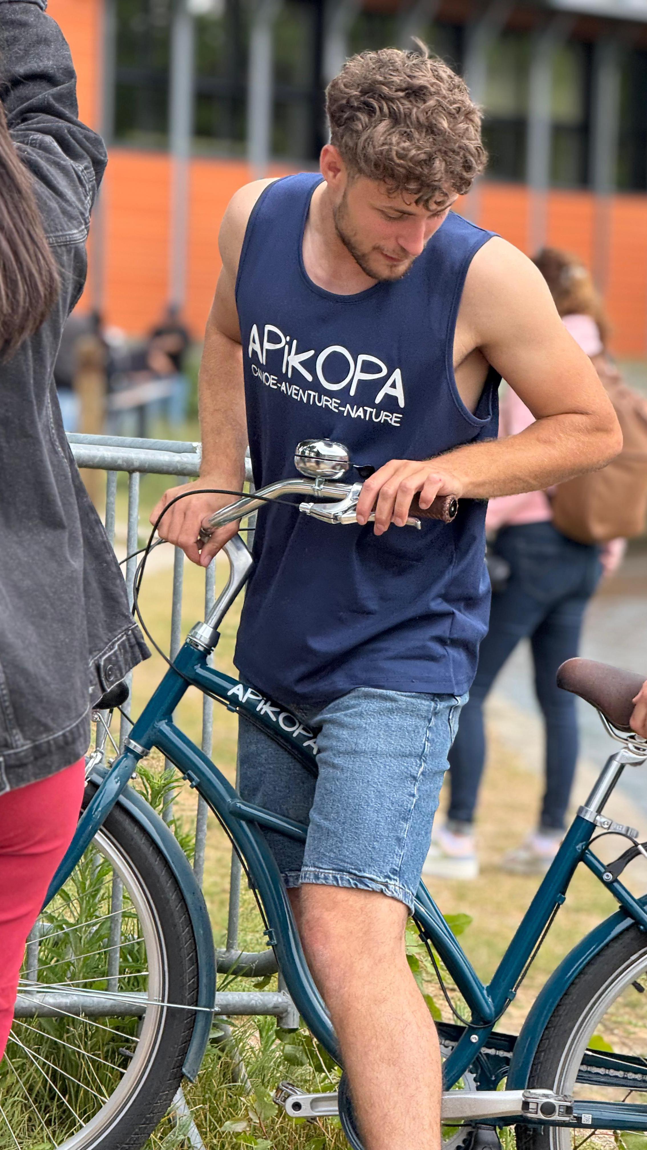 Un grand merci à l’association Au Bon Coin @assoptls qui fait rayonner le Carnaval à vélo de Moret-sur-Loing !
Un rendez-vous haut en couleurs, débordant de sourires et de bonne humeur, qui a encore une fois su enjailler petits et grands !
Chez Apikopa, on est fiers de pédaler dans le bon sens en participant à cette belle fête.
Et ce n’est que le début ! Avec notre nouvelle activité, découvrez les alentours de Moret à vélo, une façon fun, écolo et accessible de s’aventurer sur nos chemins préférés.
« Bientôt plus de pétrole, alors prépare tes guiboles ! »
La mobilité douce a de beaux jours devant elle — et on est heureux d’y contribuer, guidés par la joie et l’énergie collective de notre territoire.
#vélo #auboncoin #veloroute #scandiberique #voieverte #tourisme #tourismevert #moretsurloing