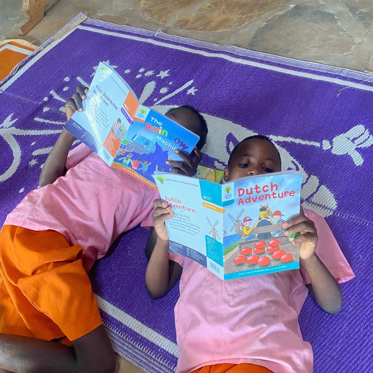 We have been busy creating a new library space 📚(pillows will follow shortly😄), our new study room (thanks to everyone who’s given us computers this year, we really needed them 💻💙) and we tackle erosion problems with Eco Moyo-coloured tyres and flowers 🌸🛞🌧️☔️