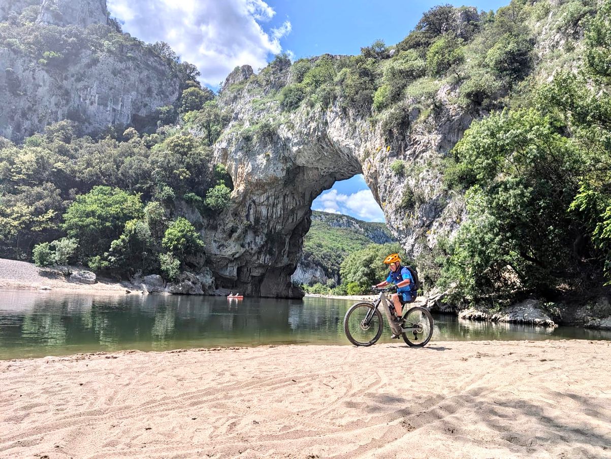 🚵♀️🌿 Zwischen Kalkstein und kristallklarem Wasser: Unsere Bikes rollen über Trails, die sich langsam Richtung Ardècheschlucht winden – bis sich plötzlich der Blick öffnet auf das majestätische Naturwunder Pont d’Arc. Ein Felsbogen wie aus einer anderen Welt, 60 Meter breit, 54 Meter hoch, vom Fluss selbst geformt. Am Mittwoch sind wir bereits unter ihm hindurchgepaddelt, einfach eindrücklich!