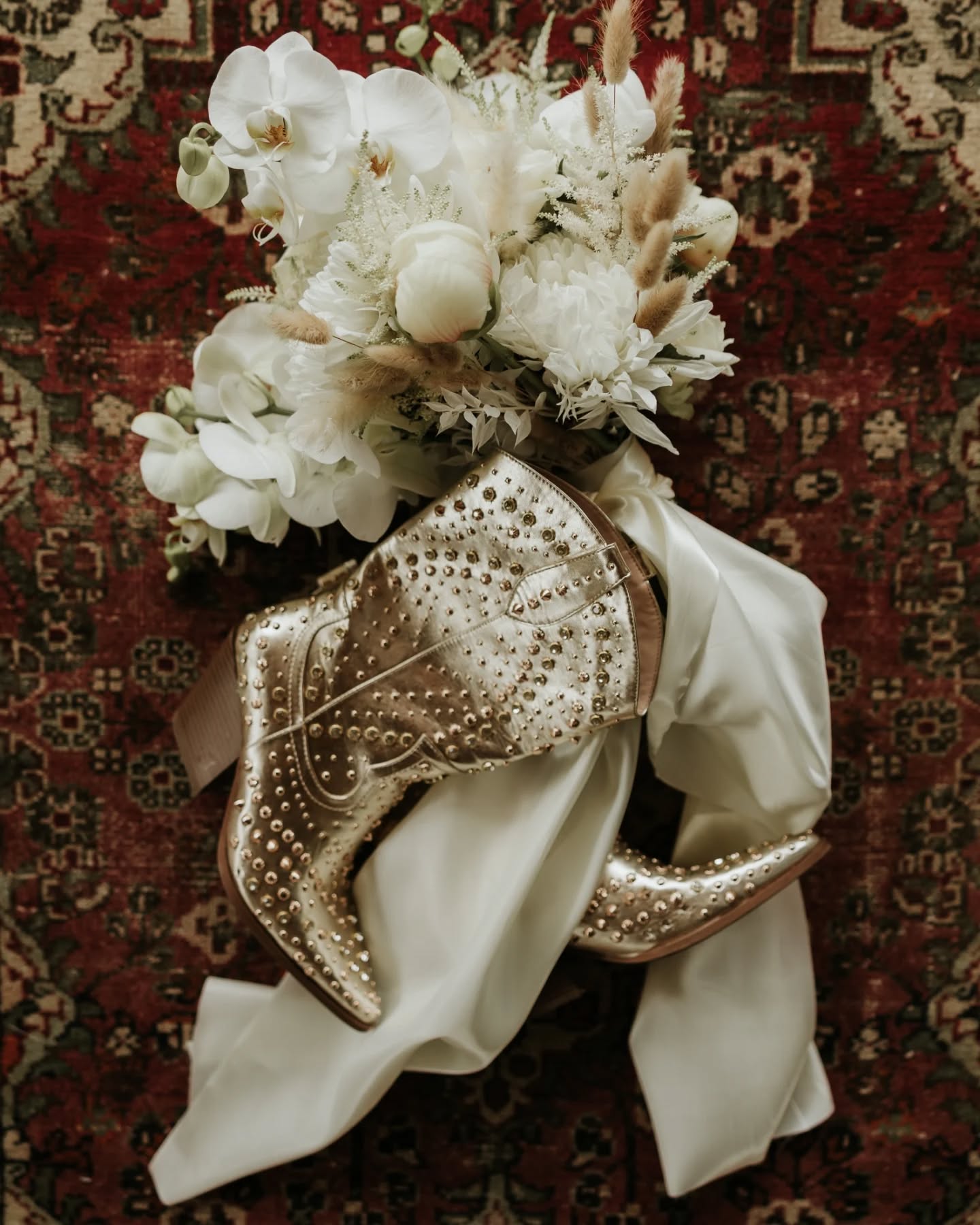 Rodeo but make it dreamy... Some details from this stunning bridal shoot at The Canary Shed.
.
Epic suppliers...
Venue @thecanaryshed
Photography @laurenmarchantphotography
Gorgeous Bride @tahn_govey
Dresses @lovesustainedbridalstudio
MUA @zoefidgeonmakeupartist
Hair @bohemianhalo_
Furniture & Props @locatetocreate
Tableware @disco_dining
Stationery @inketch.weddings & @twolittleducksdesignstudio
Florist @thewillowsflowers
Guest Audio @audioguestbook
Cake @squidgerandwatsoncakes
Content Creator @thebestdayedit
Banner @daydreamer_creative_studio
Caterer @feast_co