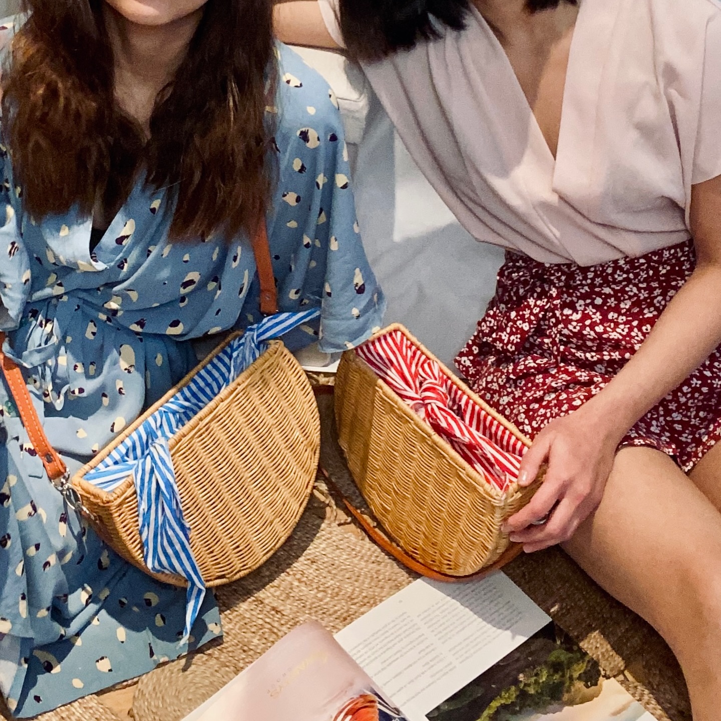 Crafted by Indonesian artisans using natural rattan.
Striped fabric inside, tie closure, and a detachable leather strap.
Comes in 3 versatile colors✨🩷