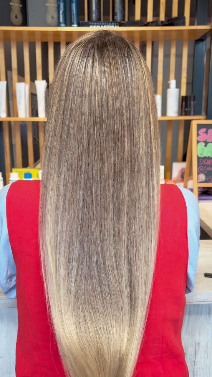 1ra sesión de corrección de color, para nuestra @katap_oficial ❤️
Amamos estos cambios ❤️🔥 Nos encuentras en Carlos Antúnez 2015, esquina Pedro de Valdivia, metro Pedro de Valdivia✨
Este lindo trabajo lo hicimos de la mano de @k18hair_chile y @redken 🫶🏽
@redkeneducacion_cl