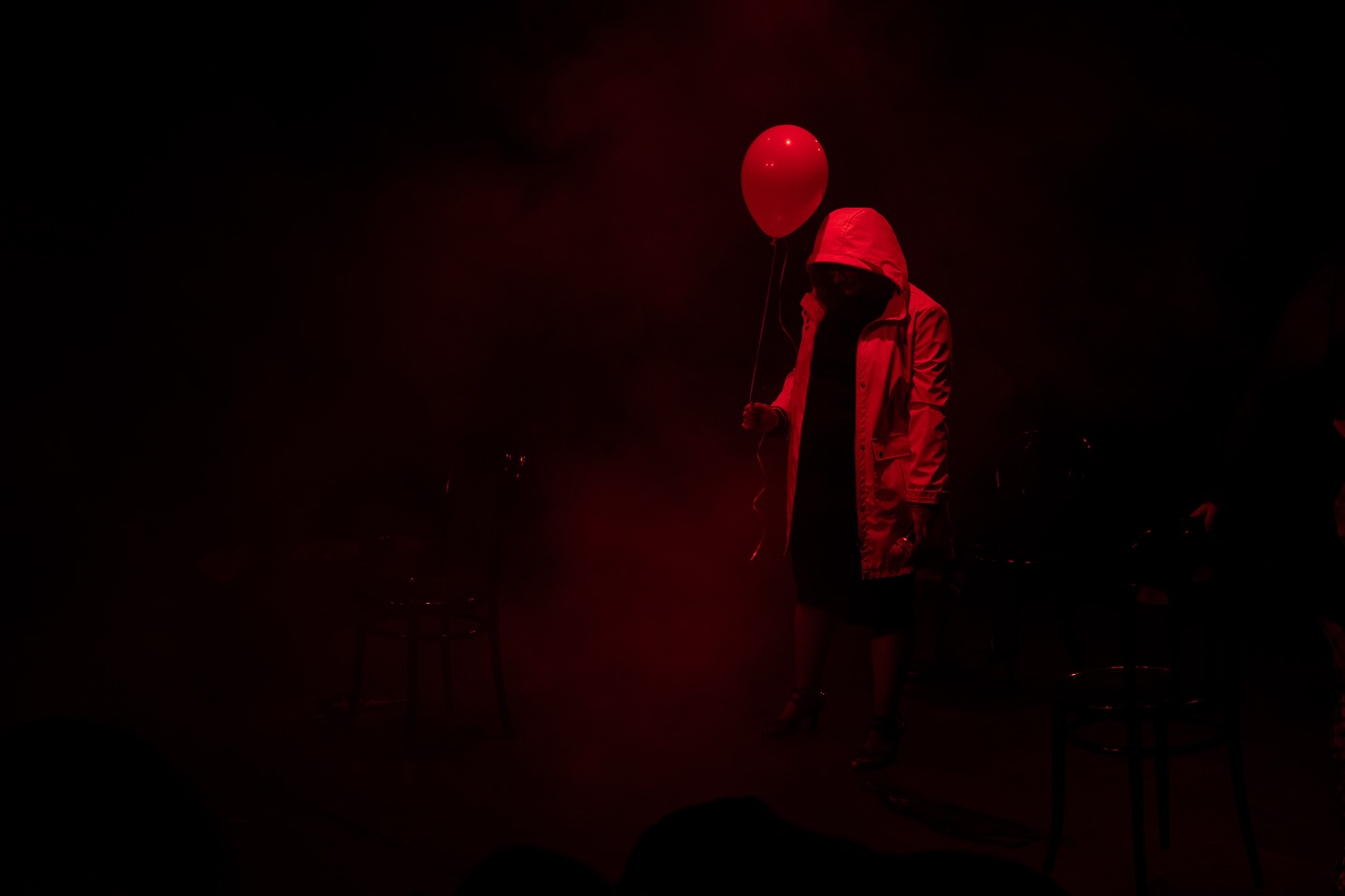 On ne parle pas assez de ce que la danse soigne. Pas le corps. Mais l’âme. Ce qui est invisible. Ce qui est lourd. Ce qui reste coincé à l’intérieur. Ce brouillard qu’on ne sait pas nommer… mais qu’on peut bouger. 🫧
Parfois, on traverse des tempêtes silencieuses. On sourit, mais on coule. On continue, mais on n’est plus là. Et un jour, on pousse une porte. Une salle. Une musique. Et le corps, lui, commence à parler.
Chez Sassy Dance, il y a celles qui dansent pour s’exprimer. Et il y a celles qui dansent pour survivre.
Et les deux ont leur place. 🤍
Danser, c’est remettre du mouvement là où tout était figé. C’est retrouver son souffle. Son rythme. Son pouvoir.
C’est dire sans mots : “Je suis encore là.”
Cette photo, c’est l’ombre. Mais aussi la transition. Ce moment où l’on choisit de rester debout, même quand tout brûle à l’intérieur. ❤️🩹
Et toi, est-ce qu’un geste, une musique, un mouvement t’a déjà sauvé ? Est-ce que tu sais ce que ton corps essaie de te dire… quand tu l’écoutes vraiment ?
Laisse-le ici, en mots ou en silence.
On t’accueille.
—
📸 @leonard_fisch_art
✨ @sassydance_burlesque / @misspinupsassy
—
#SassyDance #SantéMentaleEtDanse #DanserPourAllerMieux #DanseThérapeutique #ExprimeToi #CorpsEtRésilience #DanseEtÉmotions #BurlesqueModerne #SassyPower #LibérerCeQuOnTait