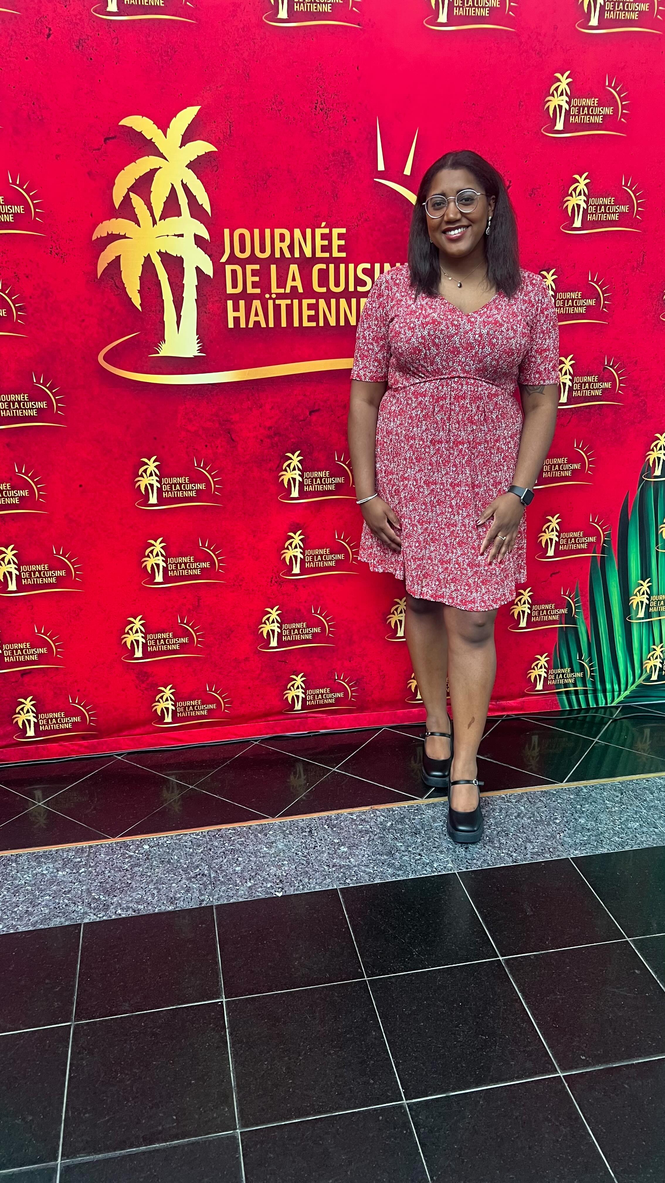 Parler de la nourriture Haïtienne devant plusieurs centaines de personnes? Oui merci 😍 J’ai eu l’honneur de donner une conférence dans le cadre de la journée de la cuisine Haïtienne et de participer également au panel de pré-lancement entourée d’incroyables chefs!👩🏾🍳 Ça me fait toujours tellement chaud au cœur de mettre de l’avant la cuisine du monde (incluant bien sûr la cuisine haïtienne 🇭🇹❤️) et de changer la perception de la saine alimentation que peuvent avoir les gens.
ENGLISH
Talking about Haitian food in front of hundreds of people? Yes please! 😍
I had the honor of giving a conference during Haitian Food Day and also taking part in the pre-launch panel alongside some incredible chefs! 👩🏾🍳
It always warms my heart to highlight world cuisines (including, of course, Haitian cuisine 🇭🇹❤️) and to help shift the way people see healthy eating.
KR
Mwen te gen lonè bay yon konferans nan kad Jounen Manje Ayisyen an epi mwen te patisipe tou nan panel pre-lansman an, ansanm ak chèf enkwayab! 👩🏾🍳
Sa toujou chofe kè mwen lè mwen mete manje ayisyen an valè 🇭🇹❤️ epi ede moun chanje fason yo wè manje ki bon pou lasante.
ESP
Tuve el honor de dar una conferencia por el Día de la Comida Haitiana y también de participar en el panel de prelanzamiento junto a chefs increíbles. 👩🏾🍳 Siempre me llena el corazón poder resaltar las cocinas del mundo (incluyendo, por supuesto, la cocina haitiana 🇭🇹❤️) y ayudar a cambiar la percepción que se tiene de la alimentación saludable.
@journeecuisinehaitienne
#haitianfood #ayiti #foodstagram #healthyeating