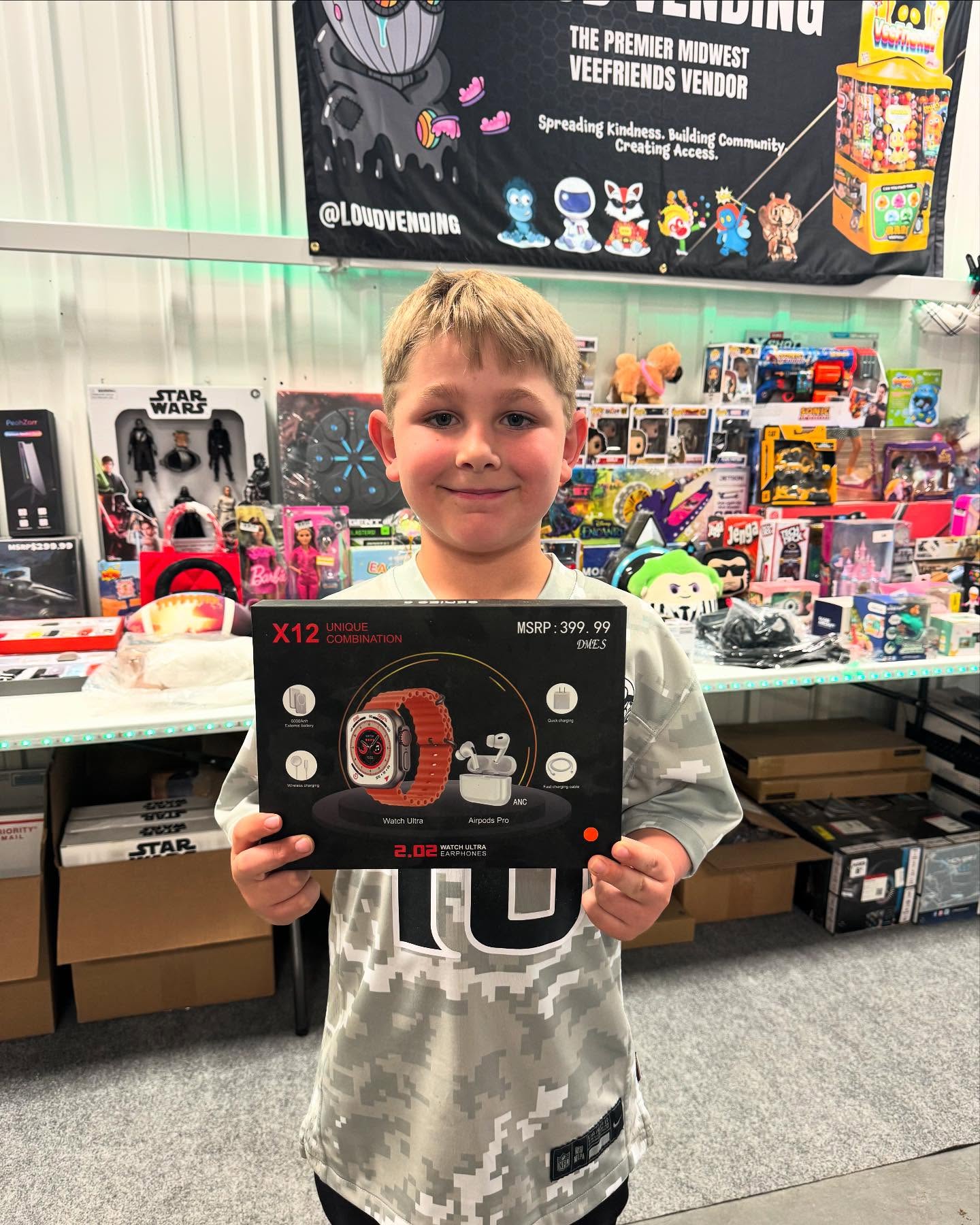Brand new Gold Star winner here with his new smart watch!! This youngster found a @veefriends mini with a gold star on it and chose this awesome prize!!
Keep and eye out for the gold stars, still a lot left out there!!! This winner found his at @pinzdellrapids 🔥
#VFMinis #LOUDVending
