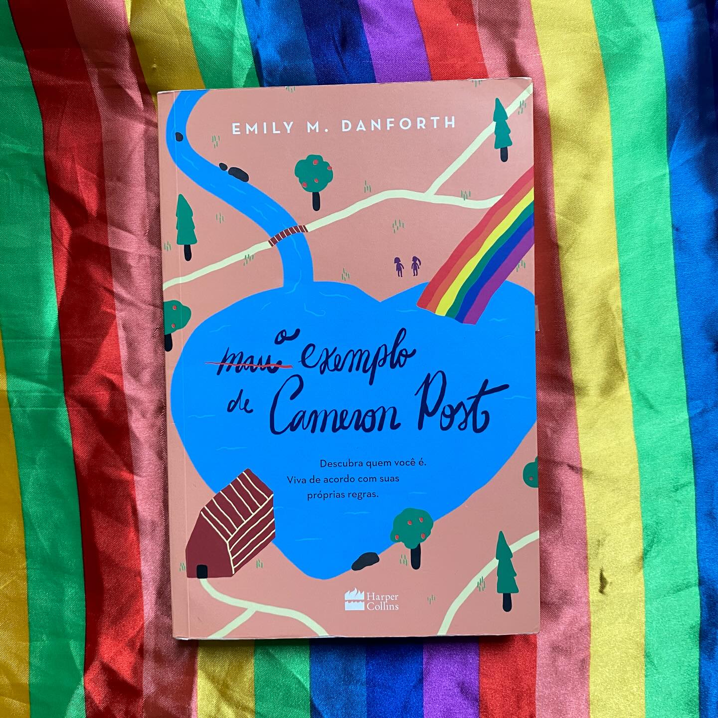 🏳️🌈“Descubra quem você é. Viva de acordo com as suas próprias regras.”
👩🏼🤝👩🏻Qual é o mau exemplo que podemos esperar de uma jovem que está se descobrindo, ou melhor dizendo, de uma jovem que está descobrindo a sua própria sexualidade? Cameron não sabia muito o que esperar da sociedade nos anos 80 e muito menos de si mesma.
👩❤️👩Após a morte de sua mãe e pai, Cameron sentiu que era uma vingança dos deuses por, na noite do acidente, estar beijando a sua melhor amiga na casa dela. Após isso, ela prometeu que nunca mais iria beijar uma garota, mas não durou muito tempo. Agora morando com a sua tia ultraconservadora, sua avó extremamente religiosa e o seu desejo por garotas somente aumentando, Cameron percebeu ser mais forte que ela.
👩❤️👩Até a chegada de uma nova garota à cidade, Coley Taylor, ou pelo menos até no campo de visão de Cameron, com ela a sua sexualidade iria descobrir novos rumos e desbravar novas fronteiras, mas não por muito tempo. A religião e a sua tia iriam entrar em seu caminho e a levariam para um lugar onde ela deveria renegar tudo que fosse errado perante o olhar do homem e, segundo eles, de Deus.
👩❤️👩Ao chegar na sua nova realidade, Cameron se vê em um colégio interno onde o principal objetivo é a cura gay. Mesclando o ensino tradicional com terapias forçadas de reversão à sexualidade, nesta situação Cameron se encontra perdida, as pessoas que ela mais amava no mundo não estão ao seu lado, a sua paixão a traiu e não há nada que ela possa fazer para mudar isso.
👩❤️👩Emily M. Danforth se inspirou na sua própria trajetória para escrever esse romance onde narra o que era comum e aceitável de se ouvir nos anos 80 nos Estados Unidos, não que o discurso totalmente homofóbico tenha acabado, mas hoje é disfarçado e se nomeia como outros nomes.
🏳️🌈Leia a resenha completa no Blog: https://www.aultimaexclamacao.com/post/resenha-o-mau-exemplo-de-cameron-post-emily-m-danforth
#resenha #resenhasdelivros #livros #editoraharpercollins #omauexemplodecameronpost #books #teens #bookstagrammer #booklover #cameron #LGBQIAPN+
#lgbt #lesbian🏳️🌈 #livroderomance