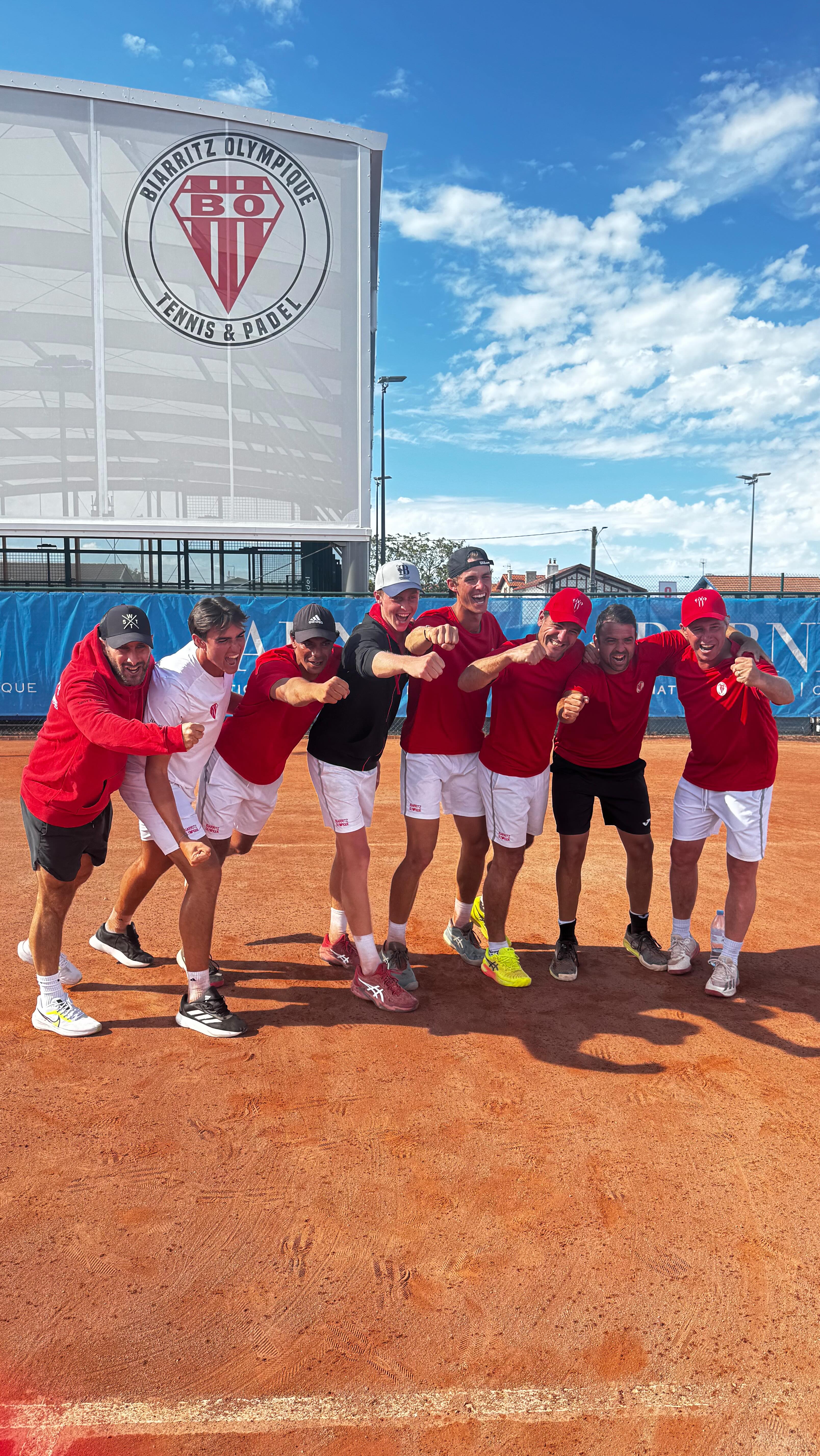 Aujourd’hui marquait la dernière rencontre de la saison en Nationale 1 face au TC Plaisir… et quelle journée ! Une victoire décisive qui nous permet d’accéder officiellement à la PRO B !
Un grand bravo à toute l’équipe pour son engagement, sa combativité et sa cohésion tout au long de ce championnat.
Merci également à nos supporters et partenaires et au club pour leur soutien sans faille.
L’aventure continue, et ce n’est que le début.
Direction la PRO B !
@paulinchauspe @mattperchic @pierre.mouesca @f_balshaw @asb_26 @inigocervantesofficial @gb_sport_performance @pages_philippe @melanie.maillard1 @clemrivault @tennislegend @max_zamora_tl @tennisclubdeplaisir @bocafeaguilera
#Tennis #ProB #Montée #Victoire #EspritDéquipe #Merci