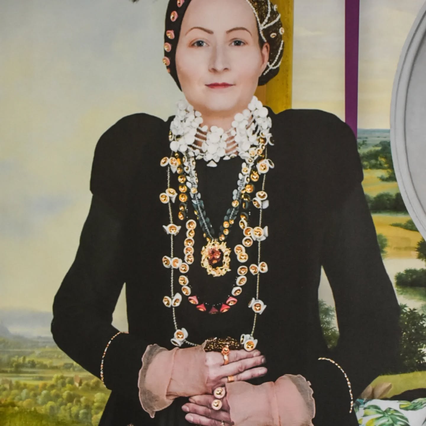 Anna von Dänemark heiratet mit 16 nach Sachsen ein und wird später Kurfürstin. Aber nicht nur das, sie macht sich vor allem auch im Gesundheitswesen einen Namen, ist Visionärin, Netzwerkerin, Botanikerin, Verwalterin eines immensen Hofes und Mutter von 15 (!) Kindern.
Bekannt ist ihre Leben und Wirken aber nur einigen wenigen.
Anliegen der Collage ist, neben dem Hinweis auf das Restaurant @anna.imschloss , vor allem auch, die Lebensleistung dieser Frau näher zu bringen. Alle Darstellungen haben Bezüge zu dem Schaffen der Kurfürstin.
Meine Aufgabe war die Neuinterpretation ihres Ornates in einem Material, welches ein Nachfahre Annas so sehr gefesselt hat, dass er es für Europa entwickeln ließ...
als Brücke zwischen Renaissance und Moderne.
Danke @_dorica.jonica_ für diese spannende Aufgabe
Und auch an @eveschub für das fabelhafte Maskenbild.
Druck und Installation: @rakelspektakel_dresden