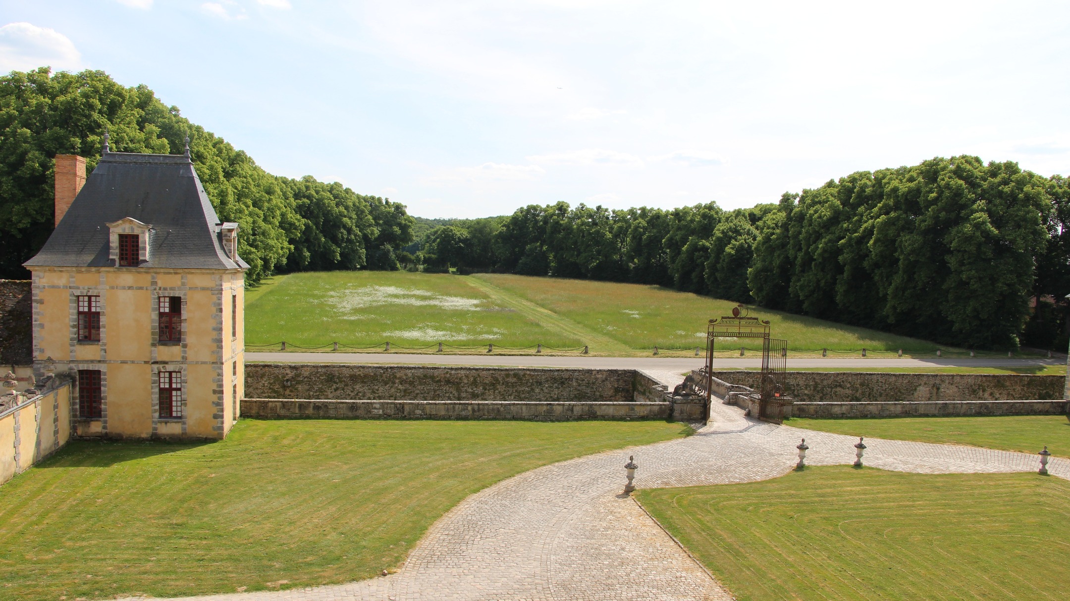 La prairie du fer à cheval se pare d'herbes hautes et de fleurs sauvages.