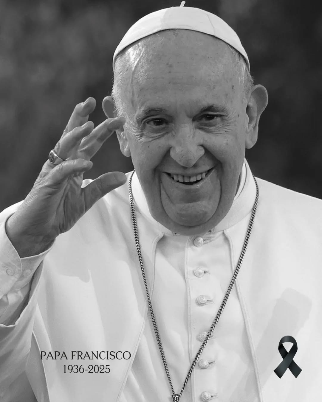 Hace ya un mes que nuestro querido Papa Francisco partió hacia la casa definitiva del Padre.
Es su Pascua.
Dios lo recibe con abrazo eterno.
Él fue Luz clarísima transmitiendo con sencillez y humildad el mensaje de Jesús.
Un santo de este tiempo, lúcido, simple, sabio, valiente, con confianza plena en el Padre...
Gracias Francisco, por mostrarnos una iglesia p todos, por tu predilección por los niños, los ancianos, los pobres, los sufrientes.
Gracias por tu cercanía, por tu sonrisa, tu calidez, tu legado, tus enseñanzas...
Dios guarde tu alma y que ya descanses junto a Él.
La tarea está cumplida, todo se ha consumado...
Y en la partida, la despedida de nuestro Papa Francisco, llego León, quien se convirtió en nuestro nuevo Papa. Deseamos un gran por venir León, muchas bendiciones para este nuevo camino a emprender. Acreedor de la paz, que nos envía nuestro Padre, y deseamos fervientemente que nos allane el camino, que nos guie como comunidad...
Toda la comunidad católica reza y vela por vos.