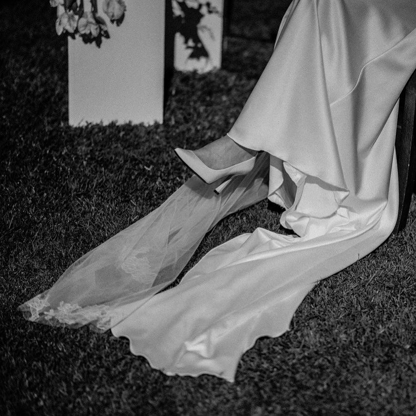 J-3. Tellement hâte de découvrir vos robes (& costumes pas de jaloux), d’avoir les petits papillons dans le ventre lors de votre first look,
la petite larme pendant vos échanges de vœux, et même la petit seconde d’agacement de chercher tati Ginette au moment de la photo de groupe 😆 Bref. J’ai hâte de vivre tous ces beaux moments avec vous et coup d’envoi vendredi avec @mademoiselle.m.wedding avec qui j’ai hâte de trinquer à cette nouvelle saison!
2k25 zééé partiiiiiiiii 🤍