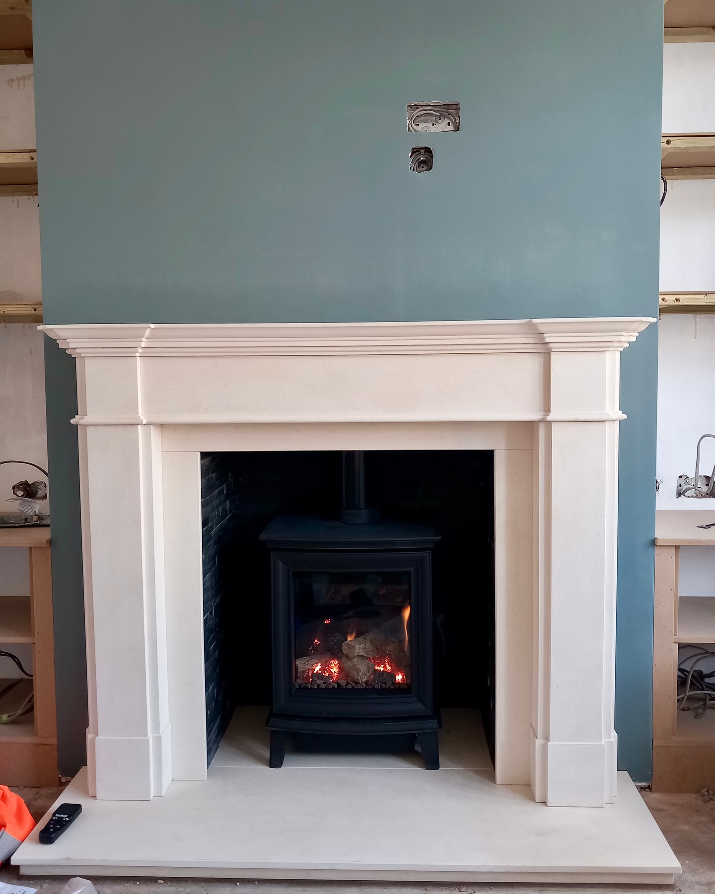 A recent installation completed in #sidcup with a full Aegean limestone fireplace, featuring the Balham mantel from @capital_fireplaces, and starring the show-stopping @stovaxgazco Chesterfield gas stove.
We sell fireplaces for every home, and our welcoming showroom has everything you need to help you start your fireplace journey!
#da14 #sidcup #gasfireplace #gasfire #gasstove #traditionalinteriors #interiordesignkent #interiordesign #fireplaceinspo #bexley #bexleyvillage #bexleyheath #dartford #neweltham #chislehurst #bromley #orpington #welling #abbeywood #erith #southeastlondon #kent #fireplaceshowroom #peppersfireplaces