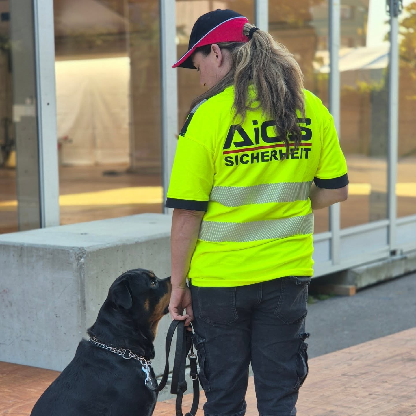 AiOS Hundeführer
Unsere Hundeführerinnen und Hundeführer sind ein eingespieltes Team, mit ihren Diensthunden sorgen sie täglich für eure Sicherheit. Ob bei der Objektbewachung, beim Eventschutz oder im Revierdienst. Sicherheit auf vier Pfoten – aufmerksam, professionell und jederzeit einsatzbereit.
#aiosswiss #hundeführer #hundeführerin #diensthund #objektschutz #SecurityMitHerz #StarkesTeam #securityteam #security #sicherheit #schutz