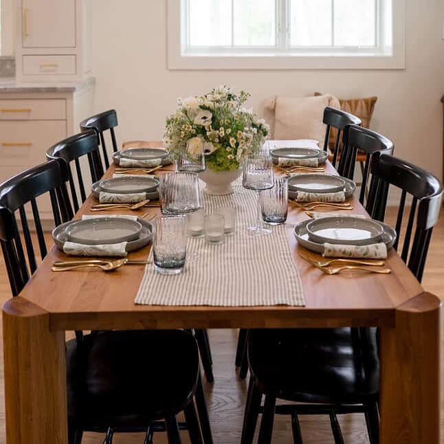 All that is missing is any icy cold bottle of Chablis! ๐ซ
Interior Design: @heffingerinteriors
Photographer: @sarahmerryweatherphotography
Tabletop Rental & Floral Design: @juneandgracetables