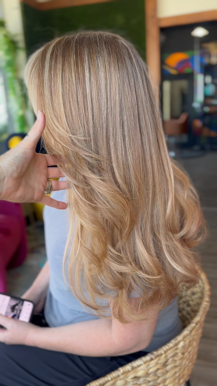 ✨ Bright blonde + Sweet strawberry = one dimensional diva 🔥
Hot Mom Summer is HERE and she’s serving sun-kissed, salon-fresh vibes ☀️
#blondeambition #strawberryblonde #blondehair #dimensionalblonde #clermont #clermontsalon #thelabclermont #florida #memorialdayweekend #clermontflorida