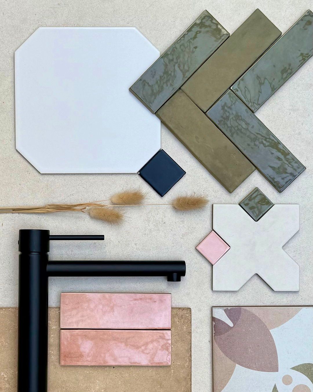 Quand on associe vos références de carrelage préférées aux couleurs du printemps ça donne ça ✨🌸 Une ambiance douce et colorée parfait pour votre cuisine par exemple !
Si vous deviez en supprimer un seul, ce serait le quel ?
Répondez nous en commentaire ! 👇
Références :
- Carrelage octogonal avec cabochons mat B&W
- Corta Verde
- Corta Orchard Pink
- Karatiles Majestic
- Galatina Macal
- Travertin Classic Mix
- Robinetterie Milos Stick noir mat
#asdecarreaux #upptile #carrelage #architecte #moodboard #inspiration #zellige #cabochon